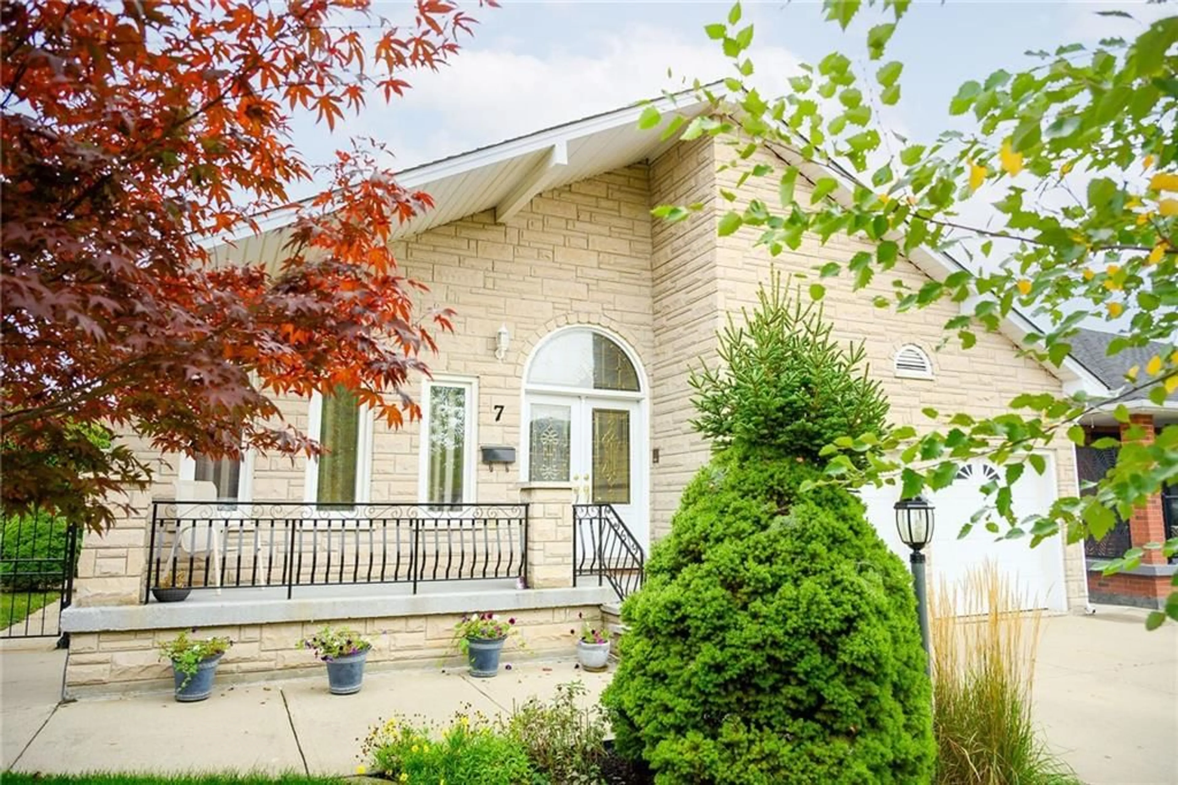 Outside view for 7 OSGOODE Crt, Hamilton Ontario L8W 3C5