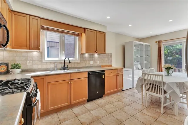 Additional property image - 30 MEADOWPOINT Dr
