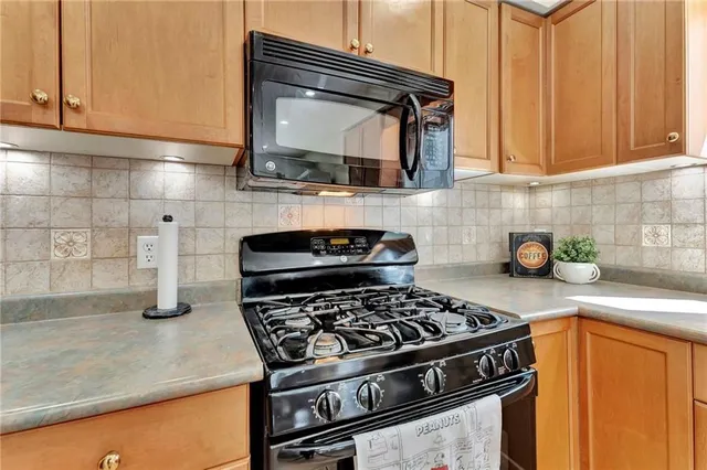 Additional property image - 30 MEADOWPOINT Dr