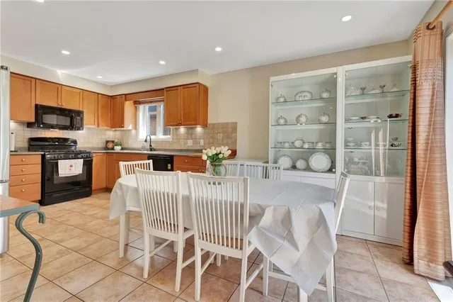 Additional property image - 30 MEADOWPOINT Dr