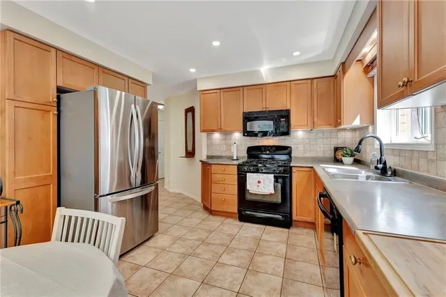 Additional property image - 30 MEADOWPOINT Dr