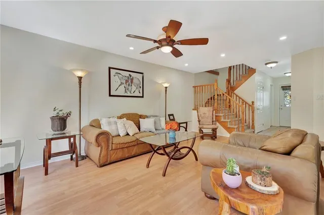 Additional property image - 30 MEADOWPOINT Dr
