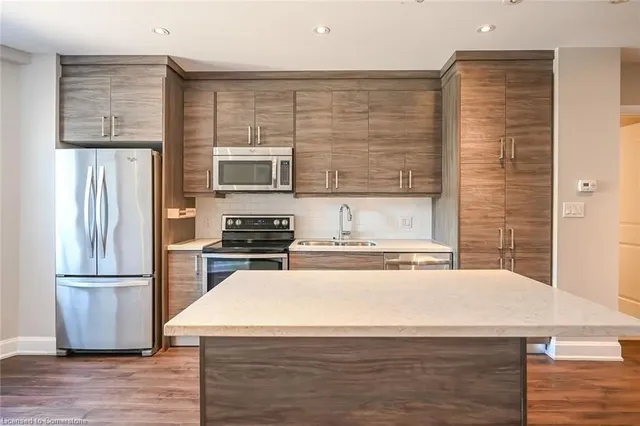 Additional property image - 2 KING St Unit 208