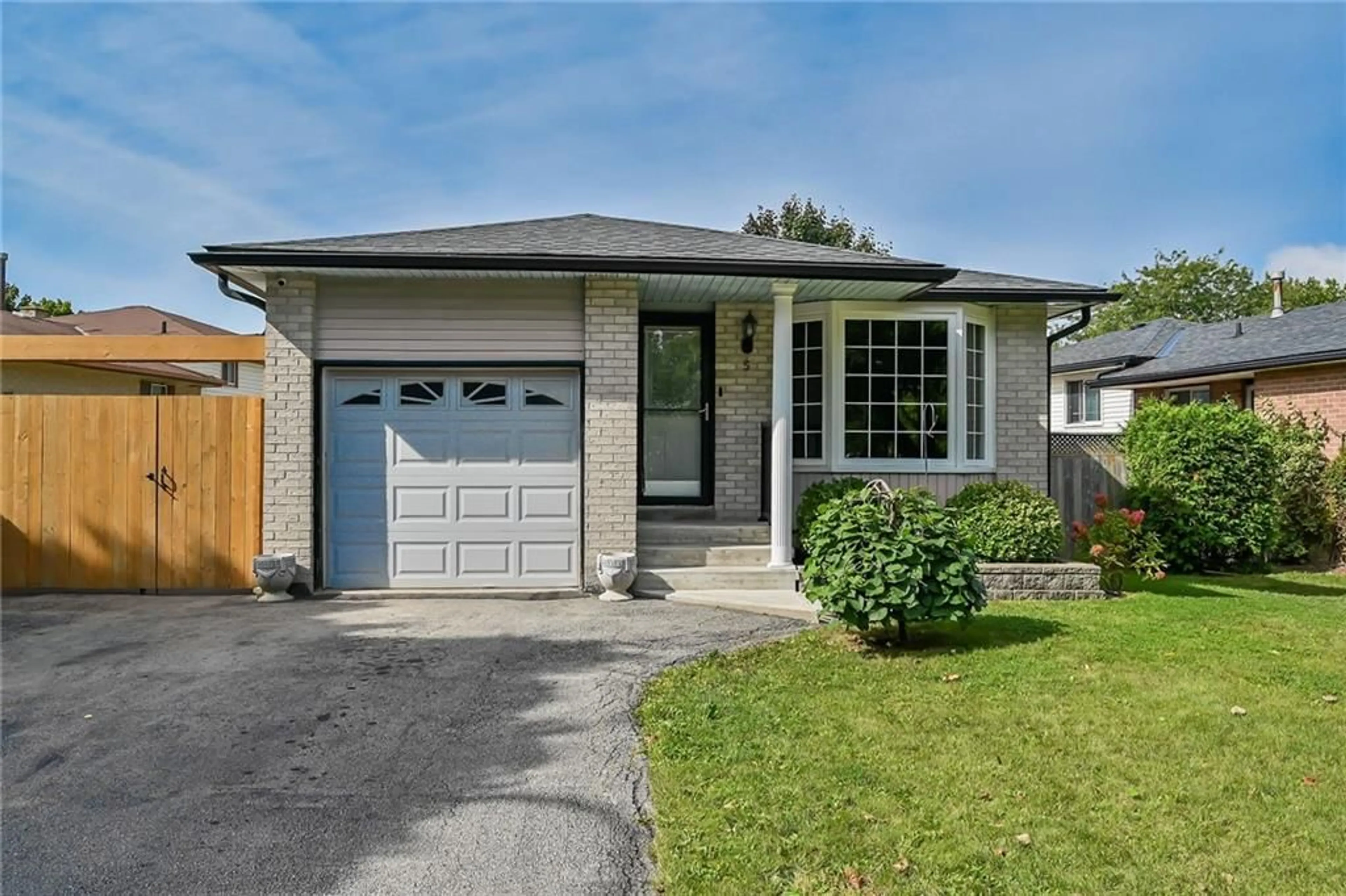 Frontside or backside of a home for 5 RIDELL Cres, Stoney Creek Ontario L8J 1Z5