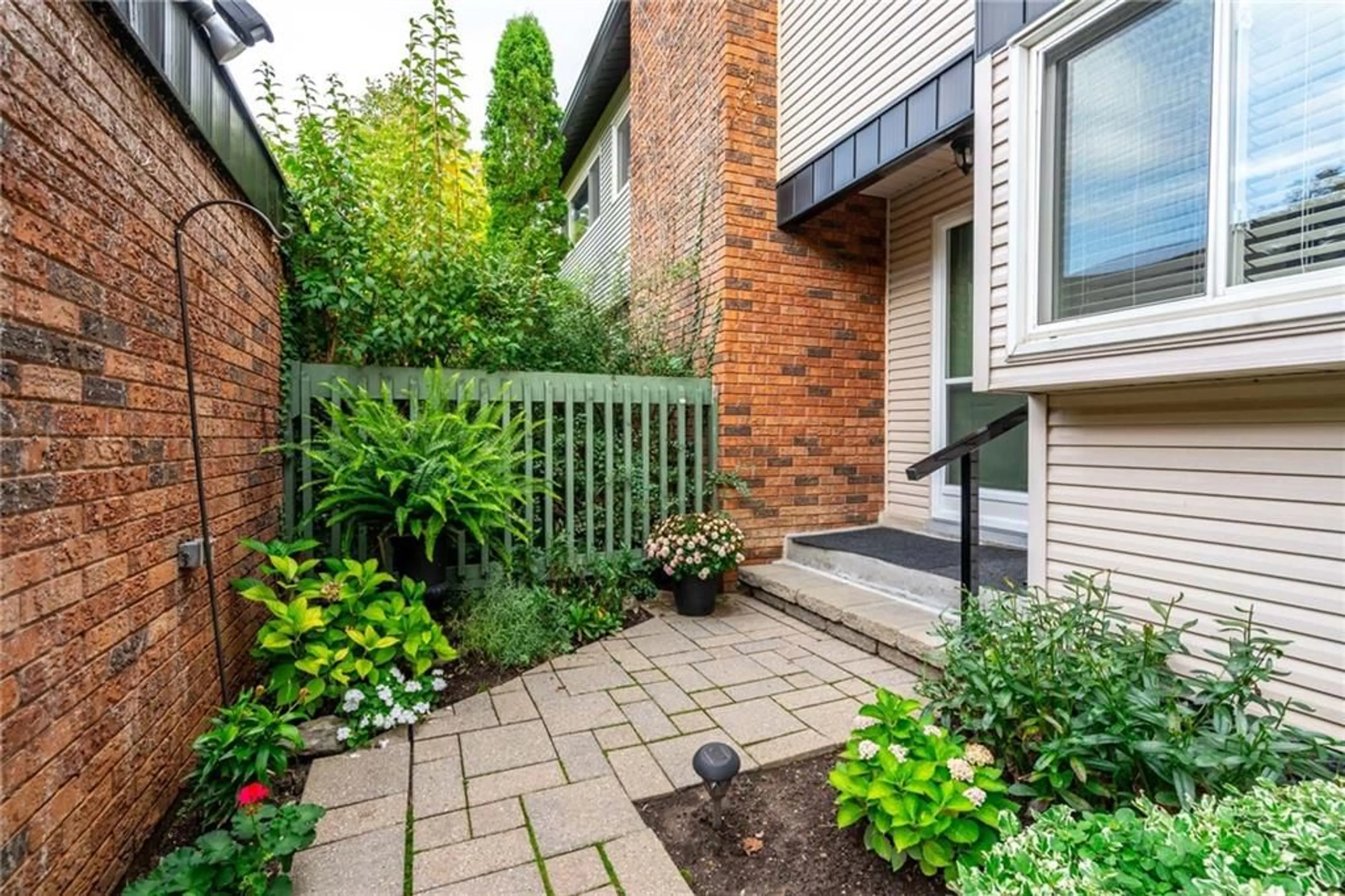 Patio for 1552 KERNS Rd #3, Burlington Ontario L7P 3A7