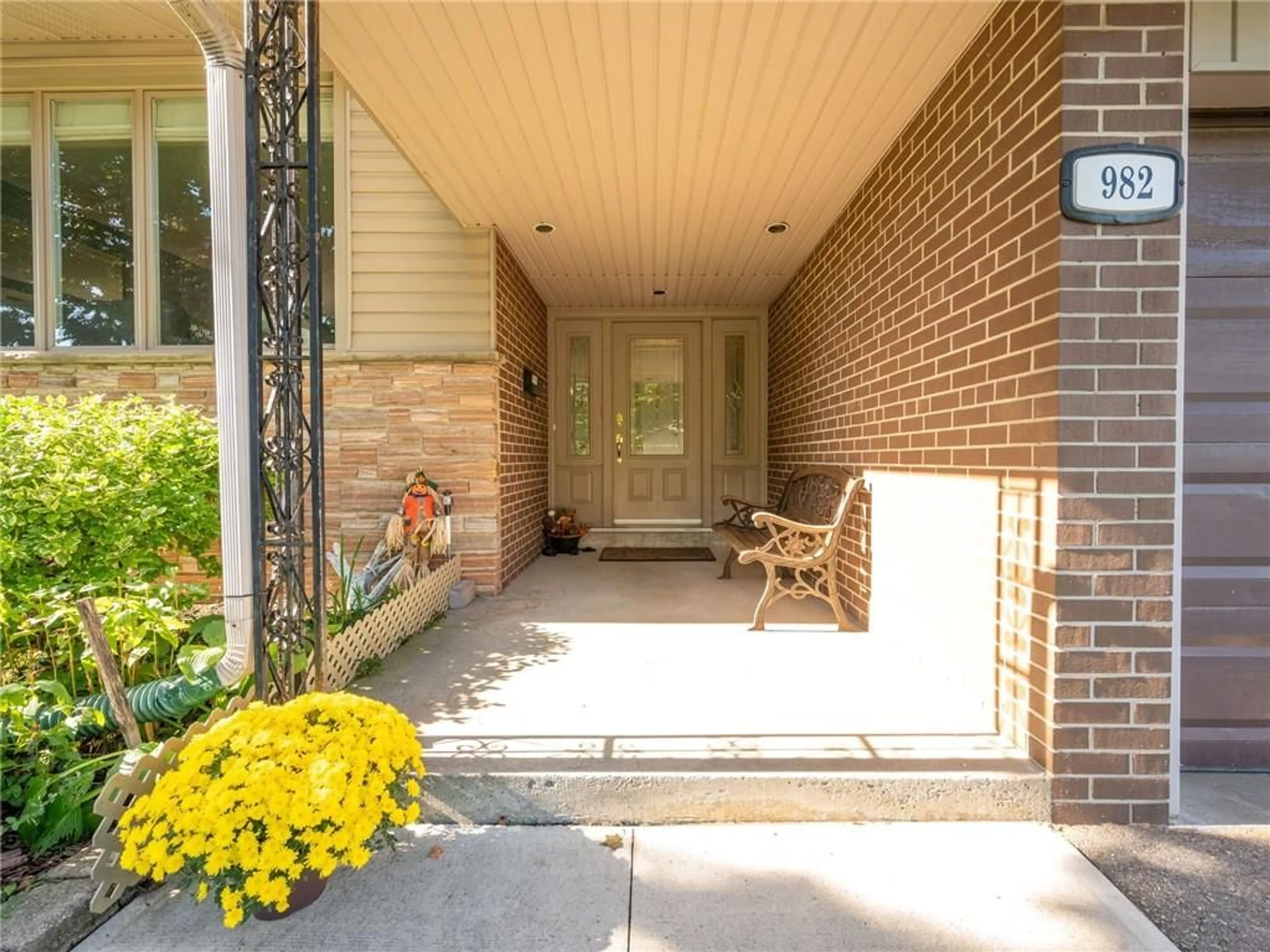 Indoor entryway for 982 STREAMWAY Cres, Mississauga Ontario L4Y 2P4