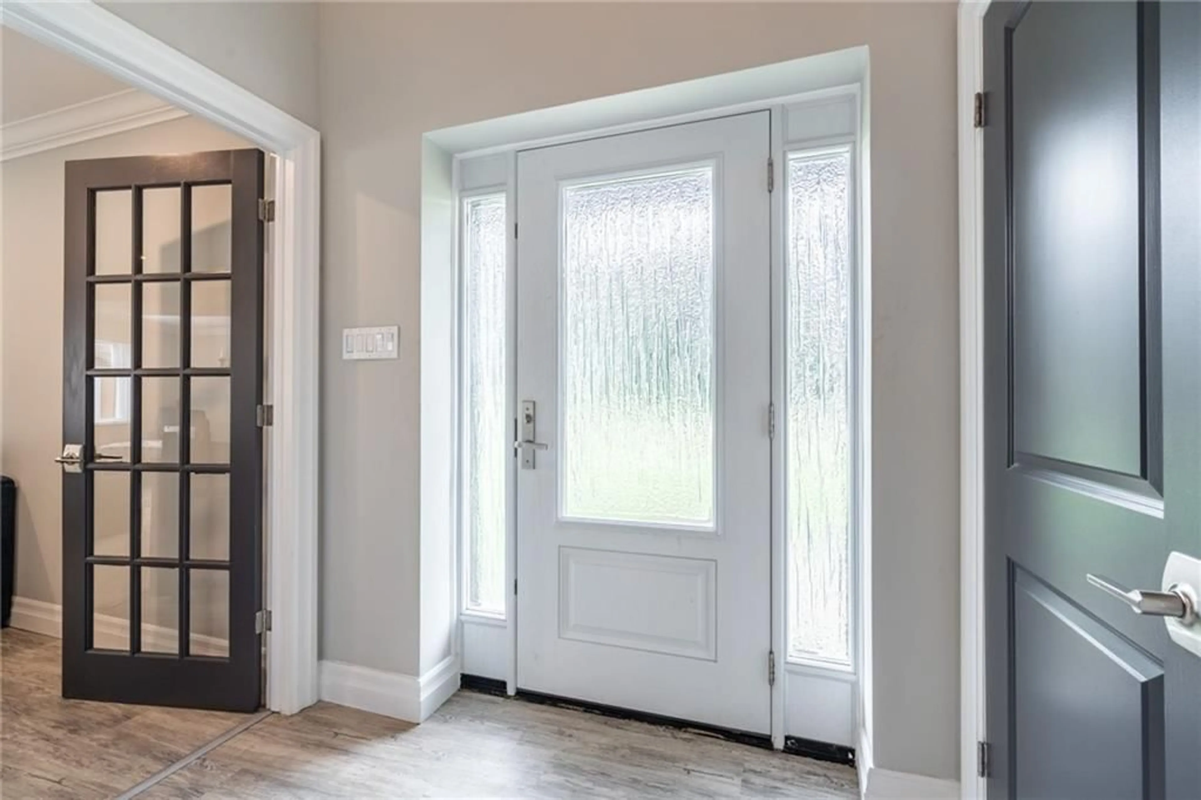 Indoor entryway for 16 NOBLE KIRK Dr, Freelton Ontario L8B 0Z2