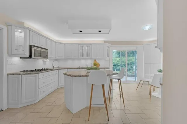 Additional property image - 2262 BONNYLYN Crt
