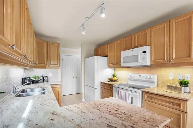 Additional property image - 3000 CREEKSIDE Dr Unit 807