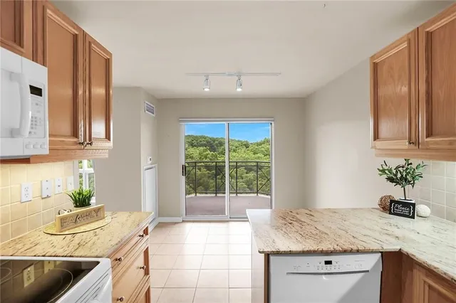 Additional property image - 3000 CREEKSIDE Dr Unit 807