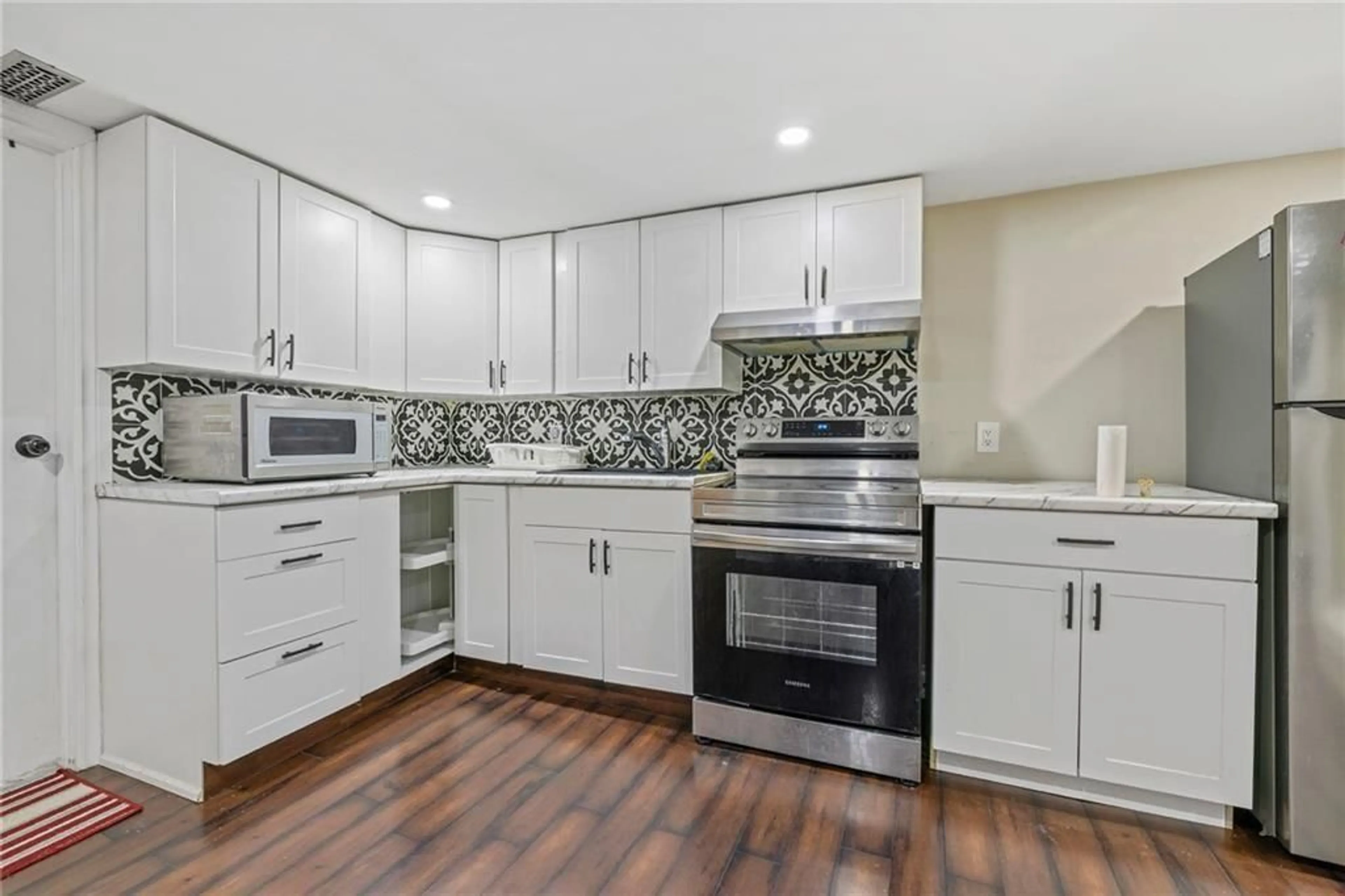 Standard kitchen for 38 LAKE Ave, Hamilton Ontario L8E 1L3