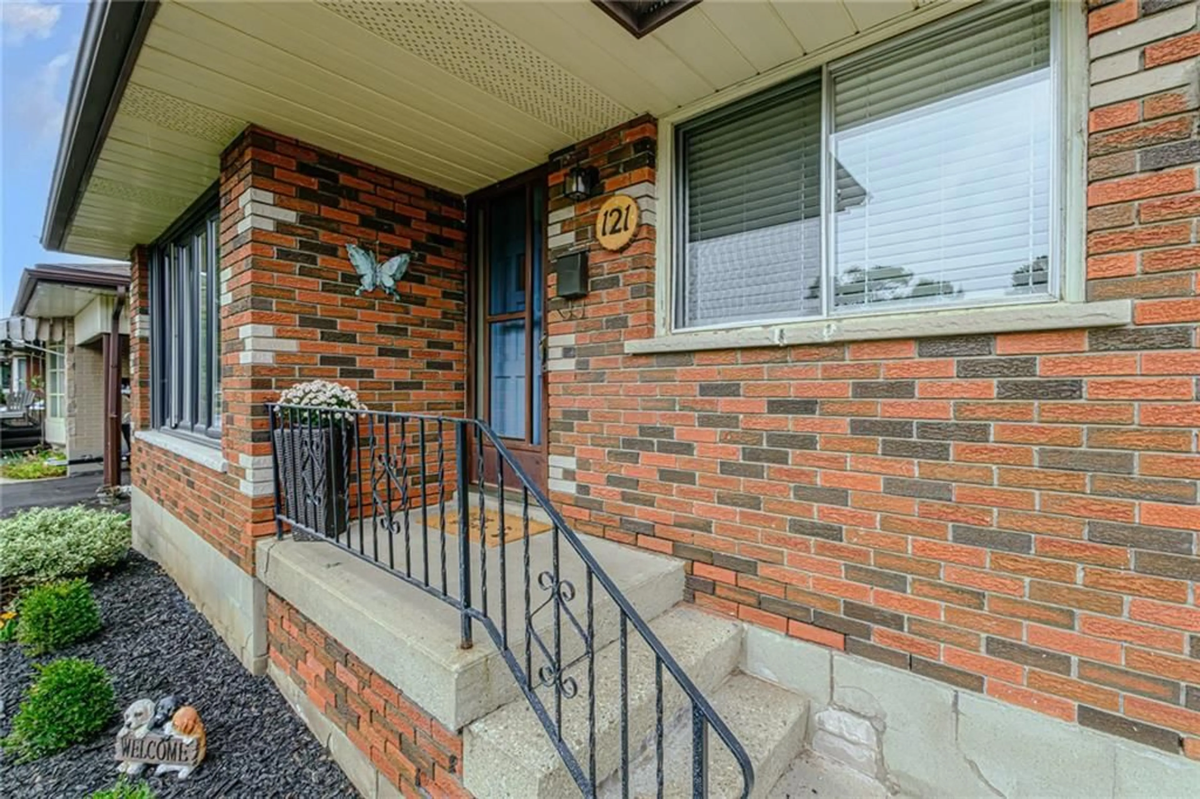 Home with brick exterior material for 121 EVELYN St, Brantford Ontario N3R 3H4