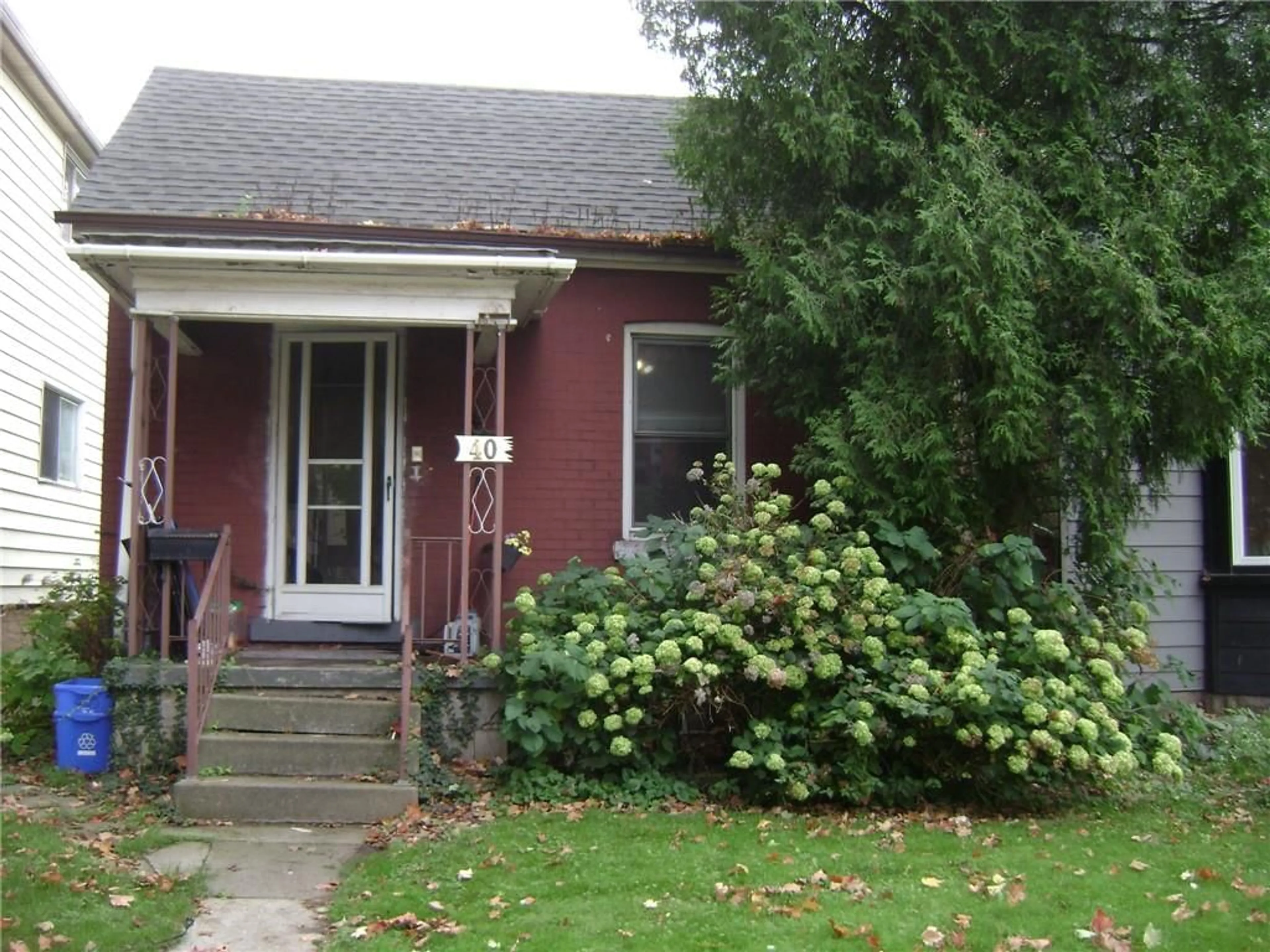 Outside view for 40 AIKMAN Ave, Hamilton Ontario L8M 1P7