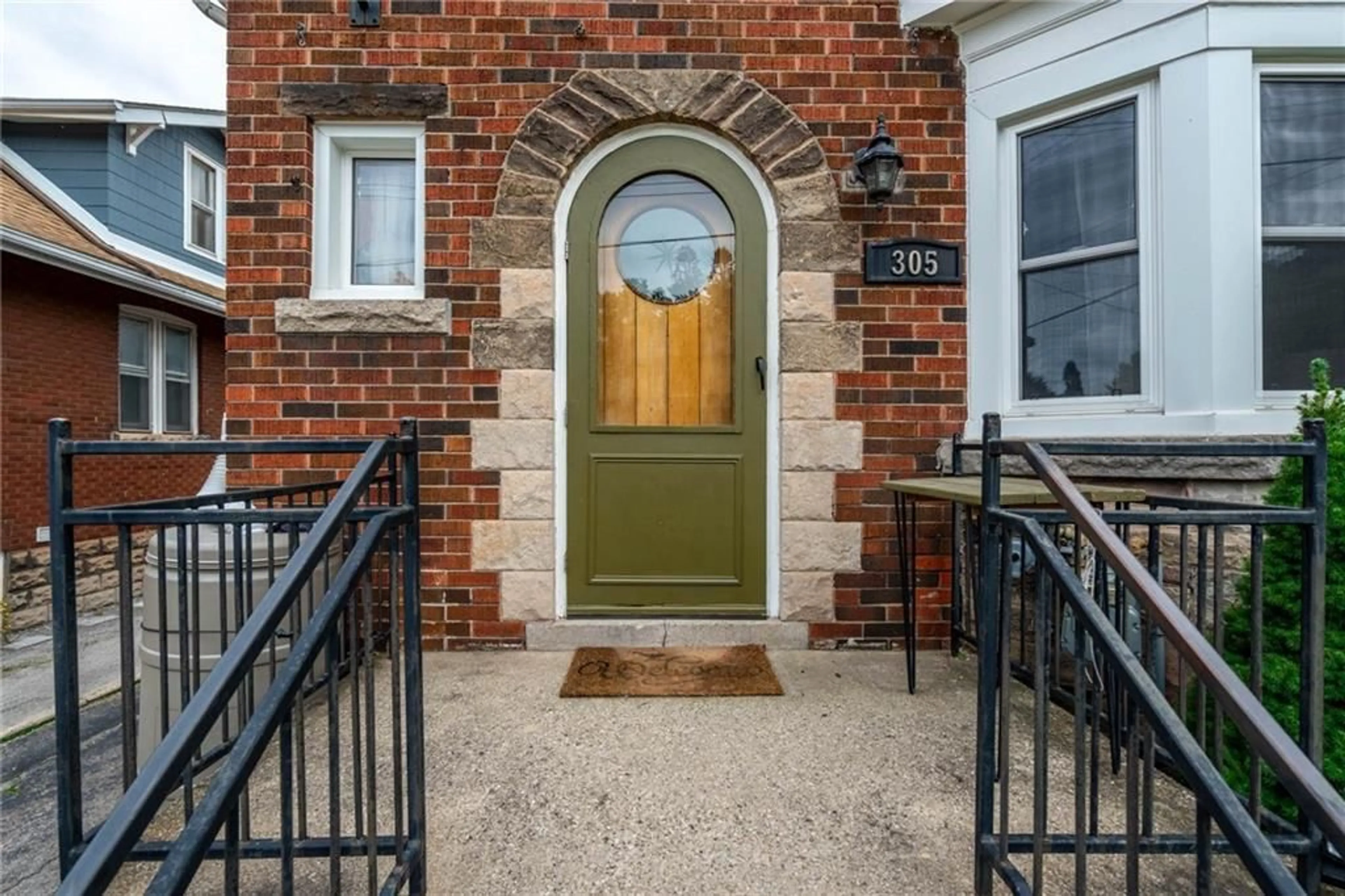 Indoor entryway for 305 WEXFORD Ave, Hamilton Ontario L8K 2P4