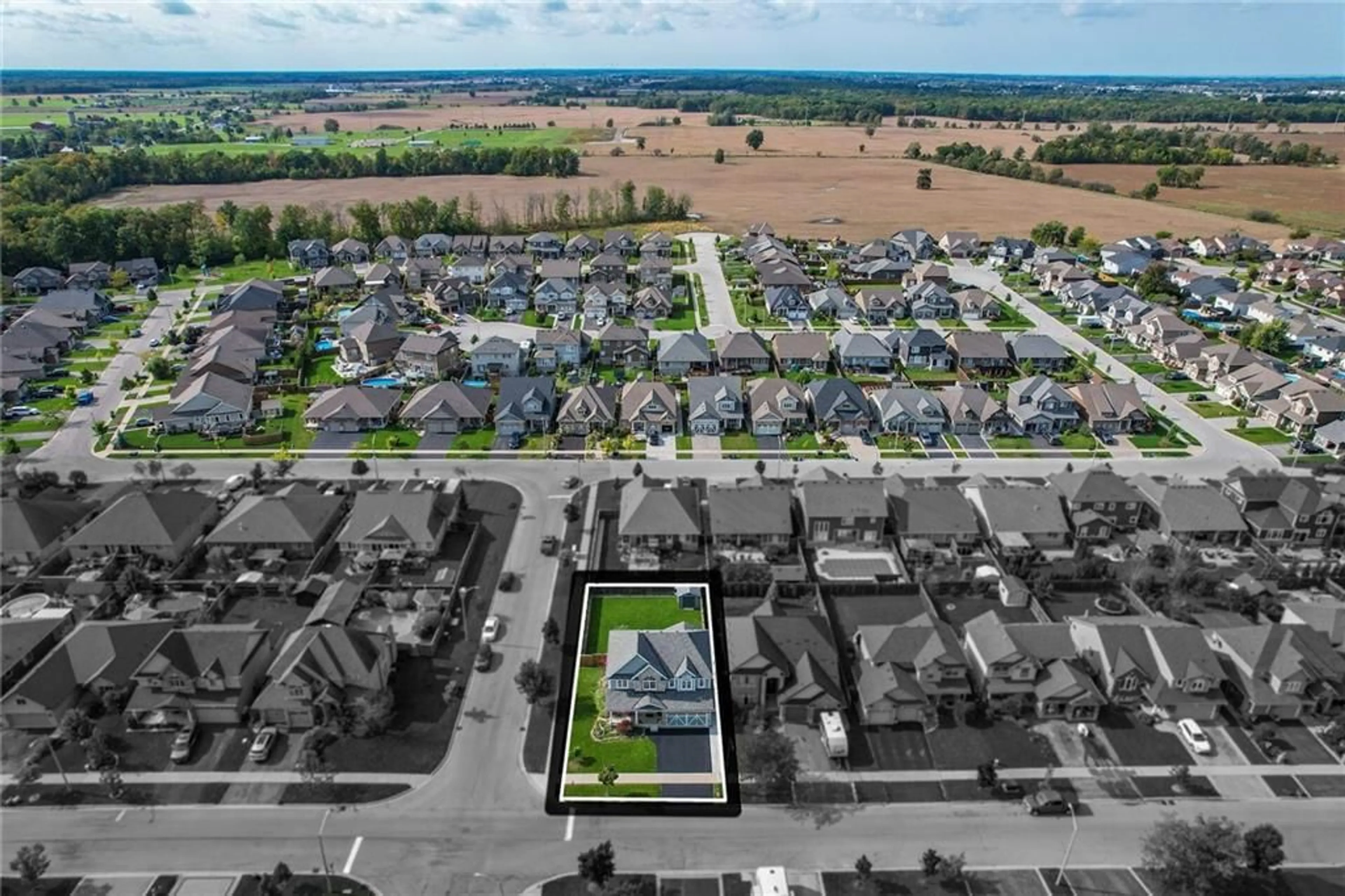 A pic from exterior of the house or condo, the street view for 70 OAKDALE Blvd, Smithville Ontario L0R 2A0