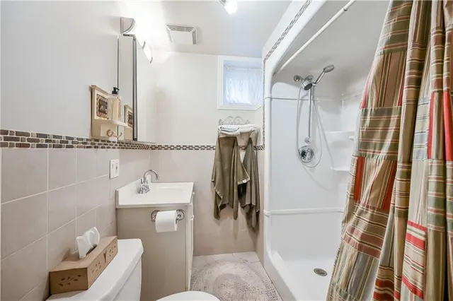 Additional property image - 2114 CAROLINE St