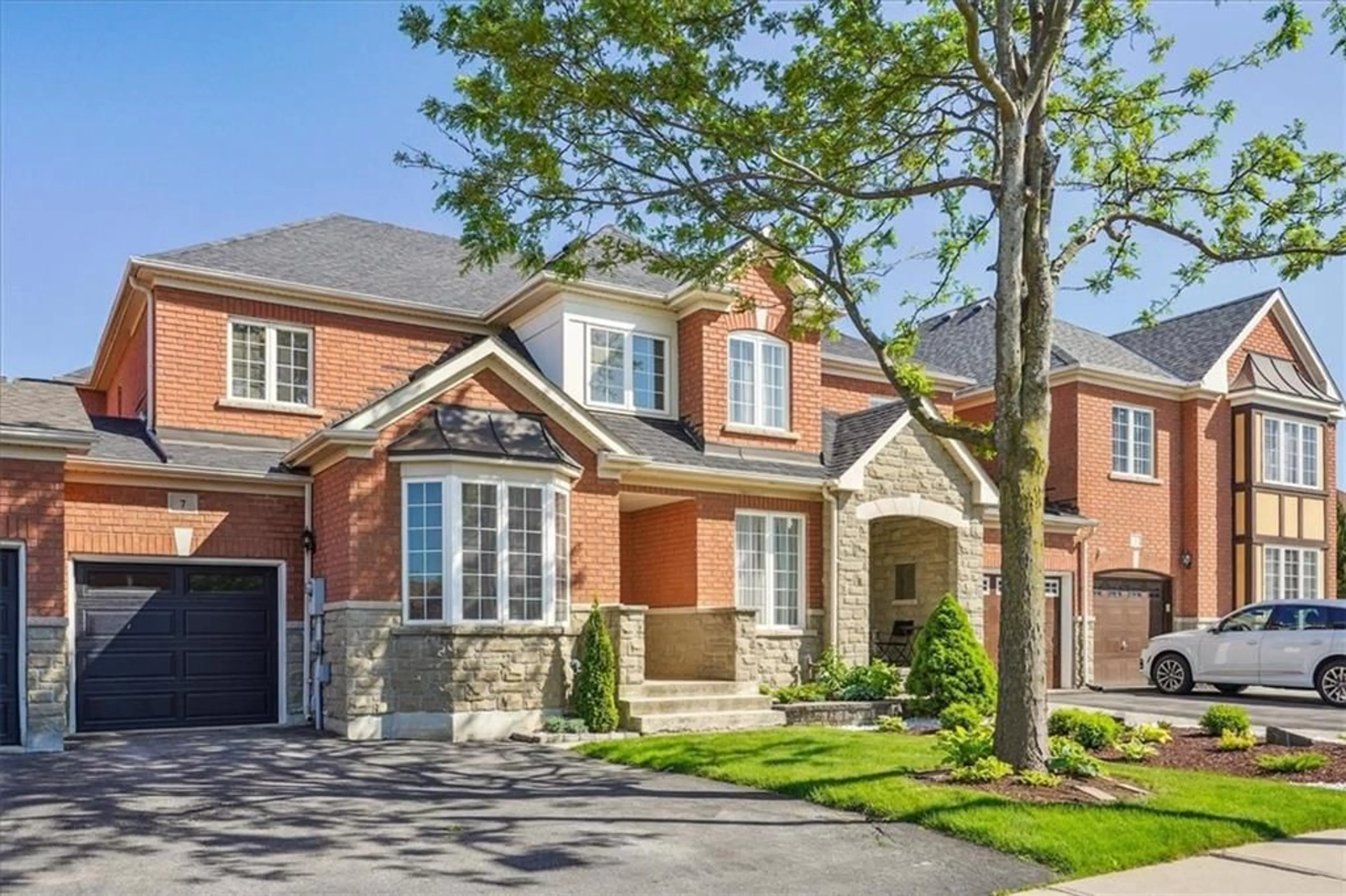 Home with brick exterior material for 7 MILLHOUSE Mews, Brampton Ontario L6Y 5J2