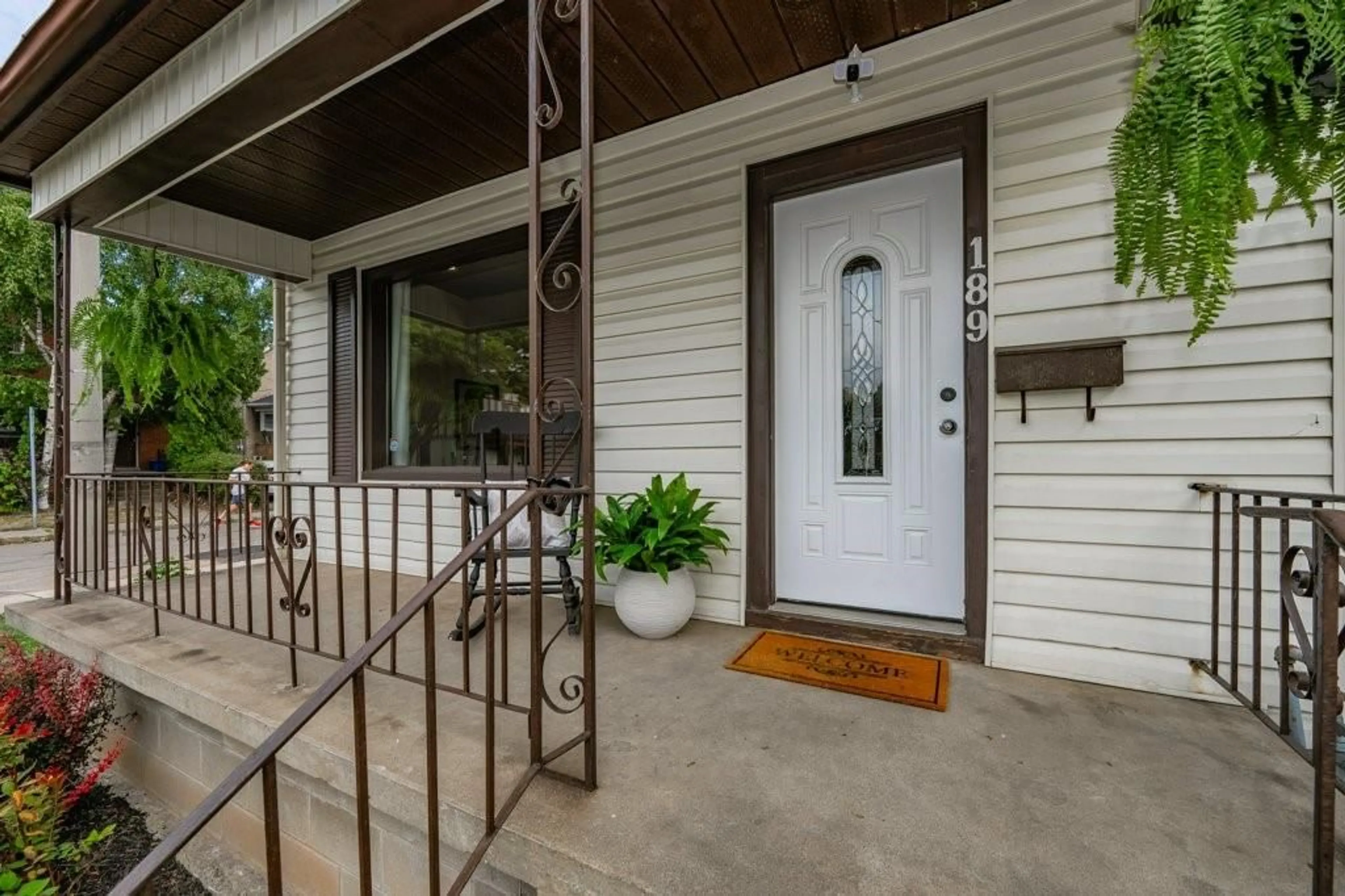 Indoor entryway, wood floors for 189 ROXBOROUGH Ave, Hamilton Ontario L8H 1P2