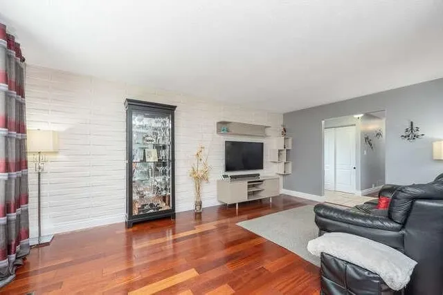 Additional property image - 1523 RUSHOLME Cres