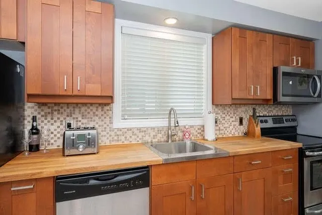 Additional property image - 1523 RUSHOLME Cres