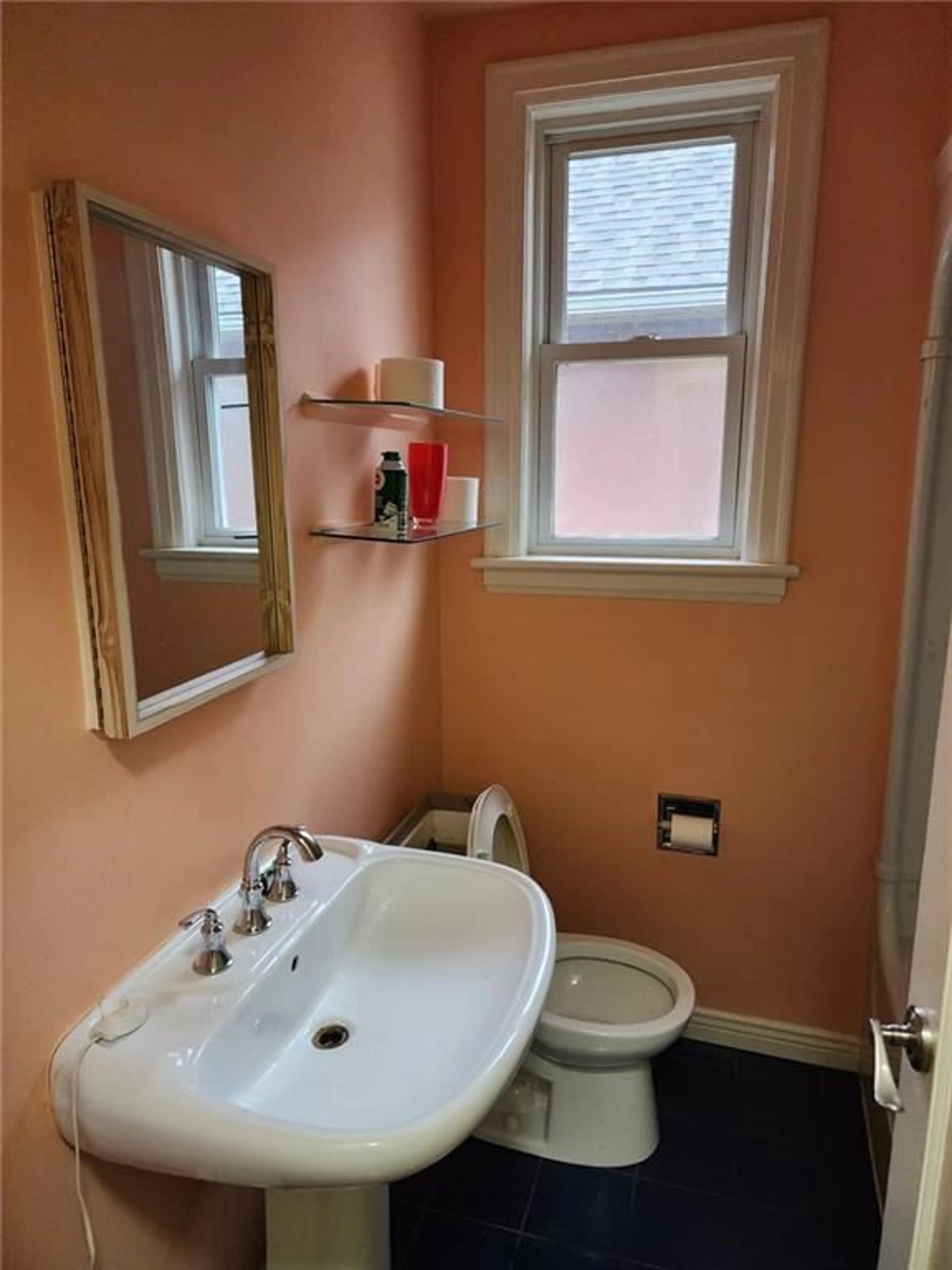 Standard bathroom for 6 UPLANDS Ave, Hamilton Ontario L8S 3X7