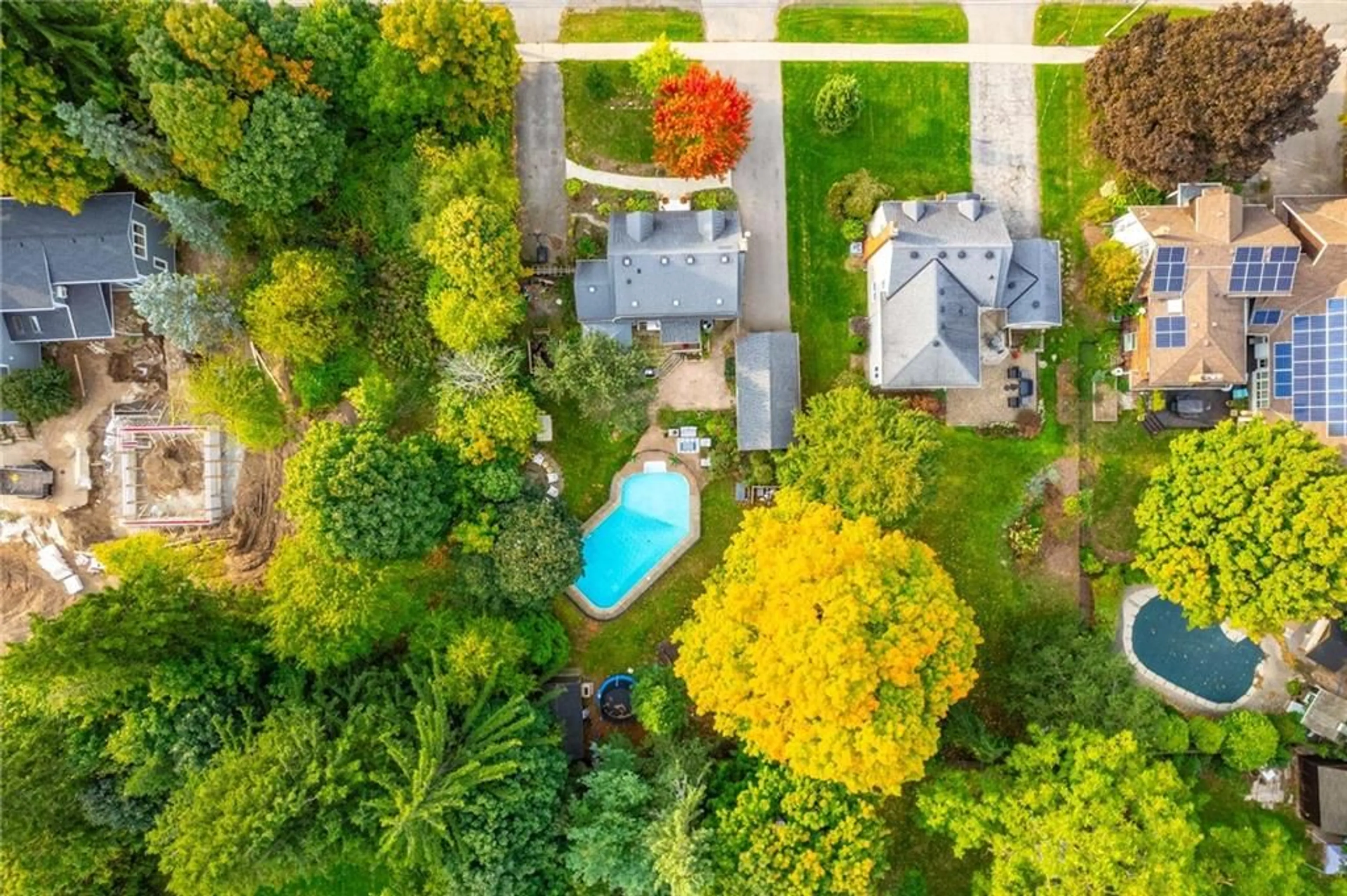 Frontside or backside of a home, the fenced backyard for 338 PARKSIDE Dr, Waterdown Ontario L0R 2H0