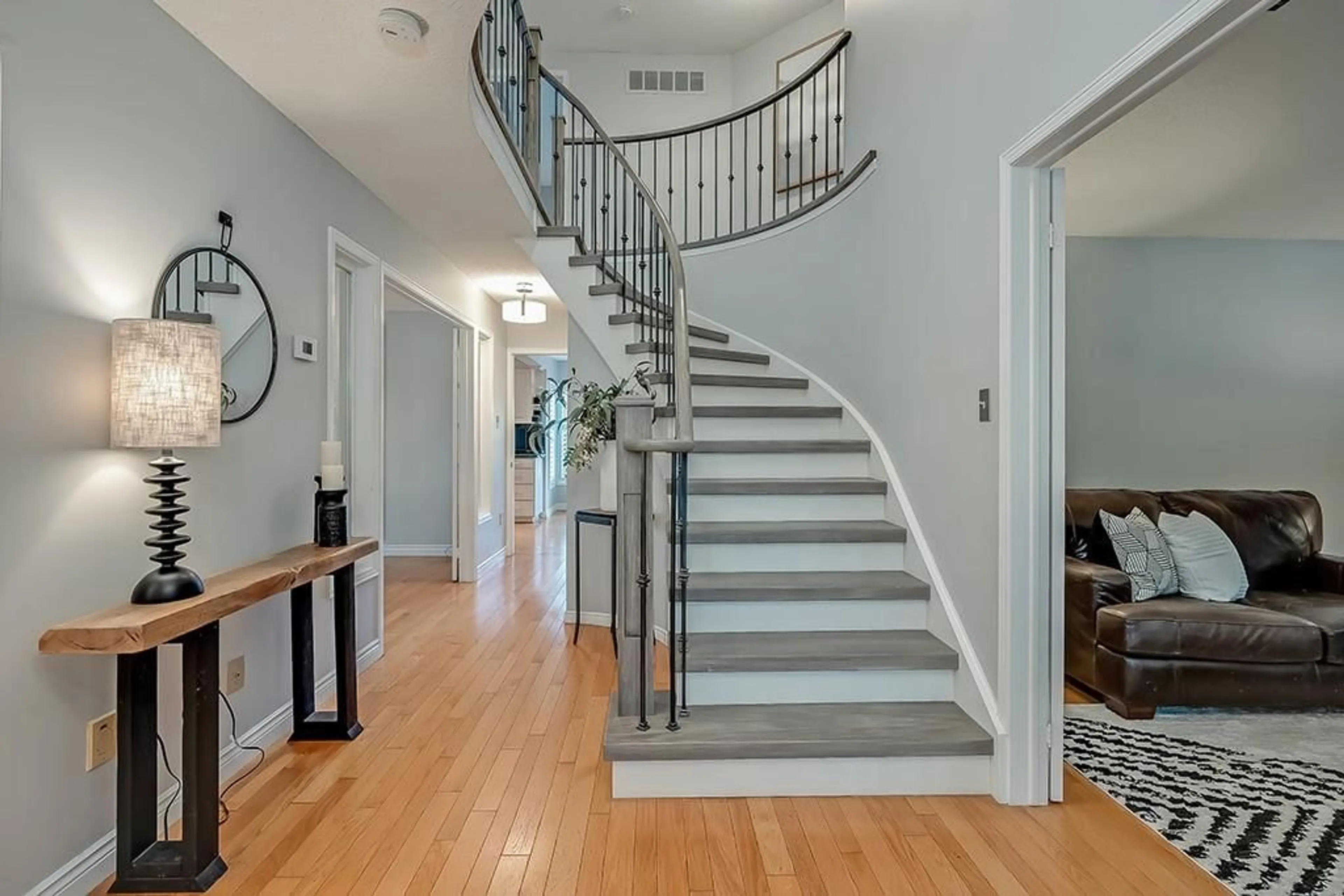 Indoor entryway for 2129 WINDING Way, Burlington Ontario L7M 2X7