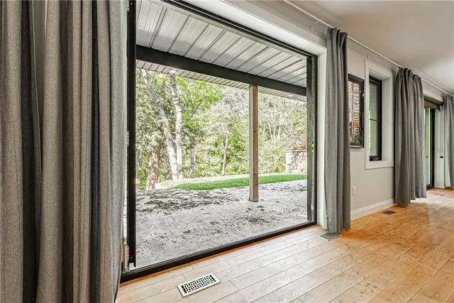 Additional property image - 829 FOREST GLEN Ave