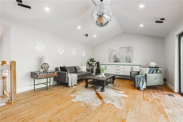 Additional property image - 829 FOREST GLEN Ave