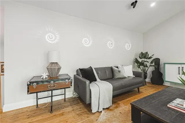 Additional property image - 829 FOREST GLEN Ave