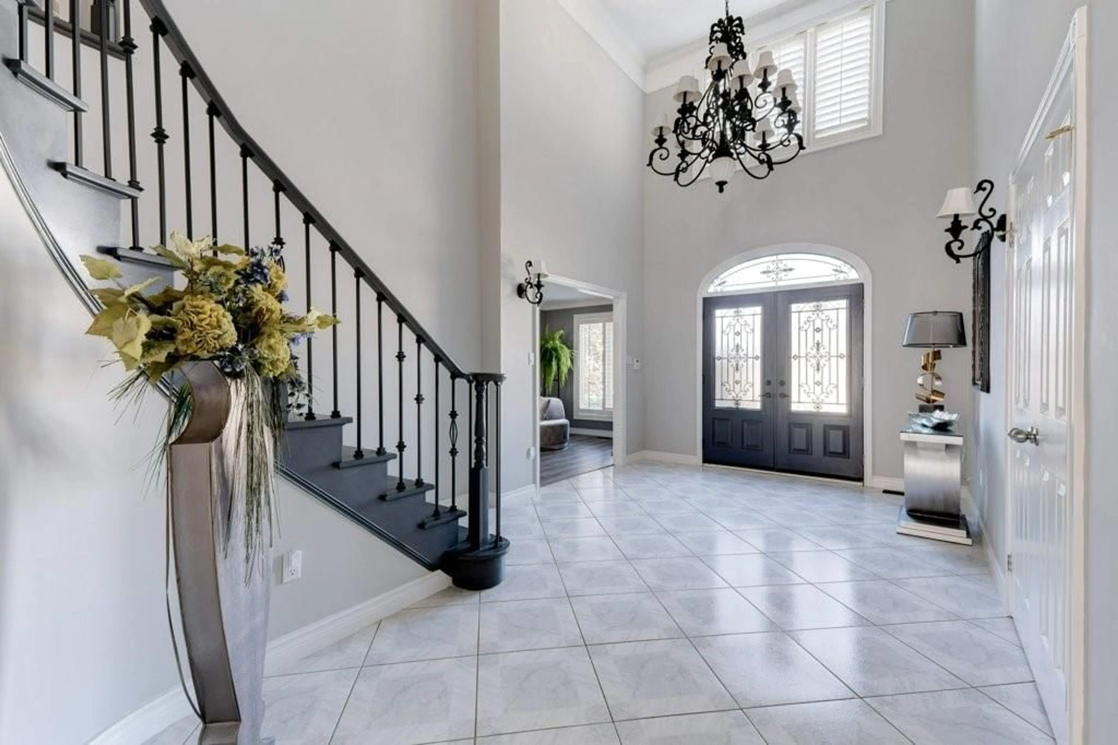 Indoor foyer, ceramic floors for 35 LIDO Dr, Stoney Creek Ontario L8E 5E8