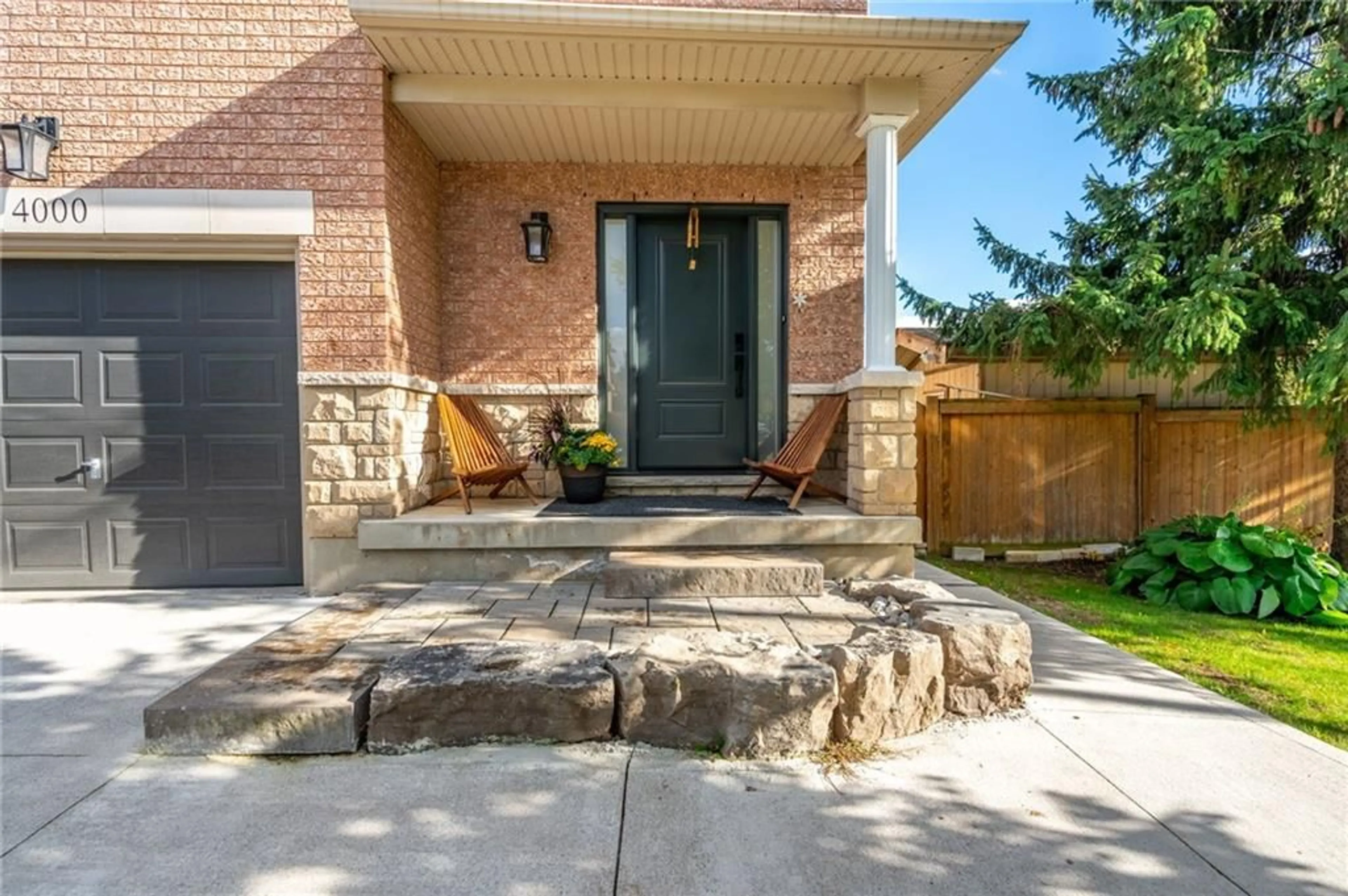 Home with brick exterior material for 4000 ALEXAN Cres, Burlington Ontario L7M 5A8