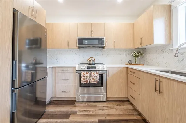 Additional property image - 266 STINSON Cres