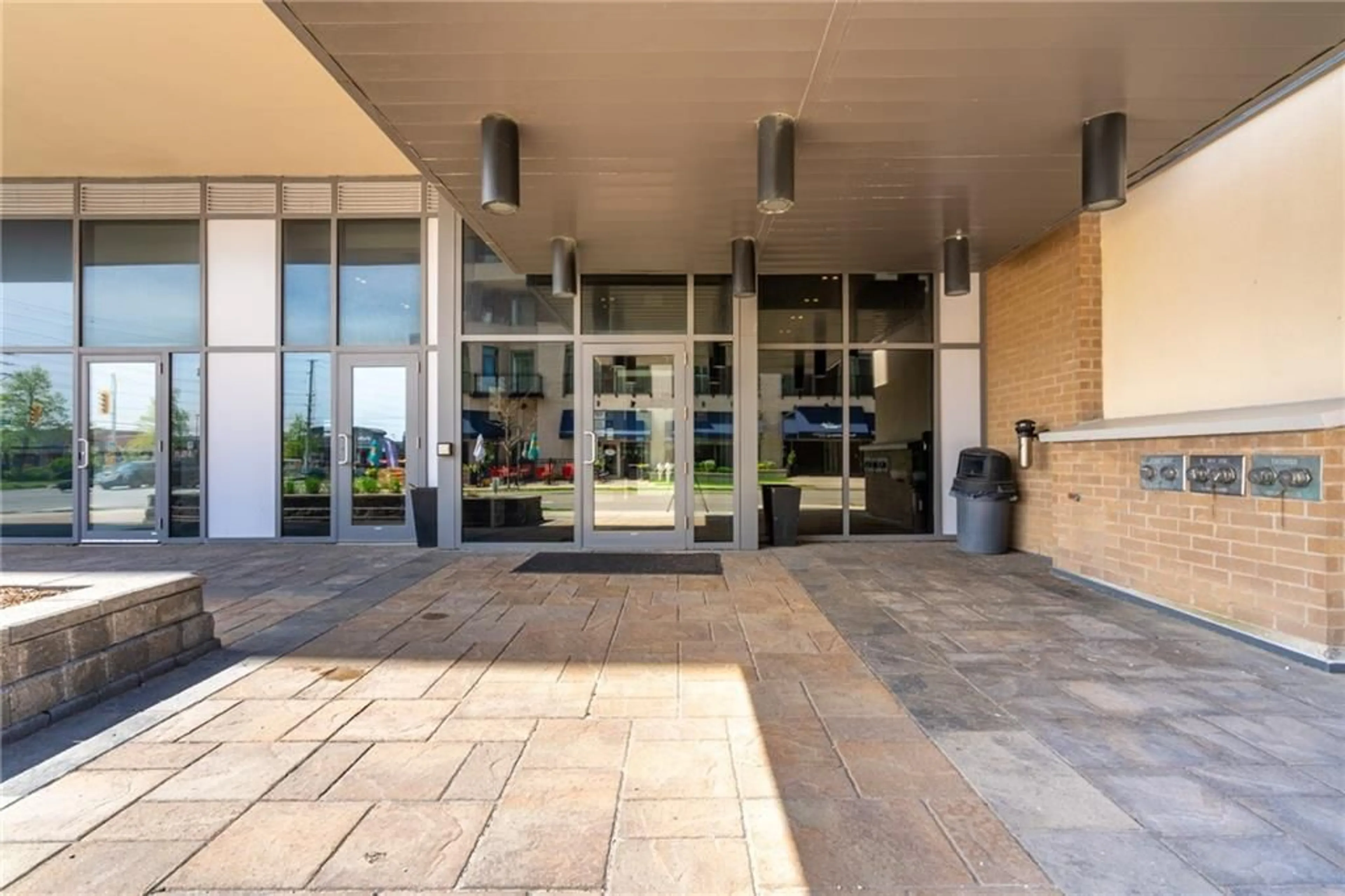 Indoor lobby, ceramic floors for 1940 IRONSTONE Dr #404, Burlington Ontario L7L 0E4