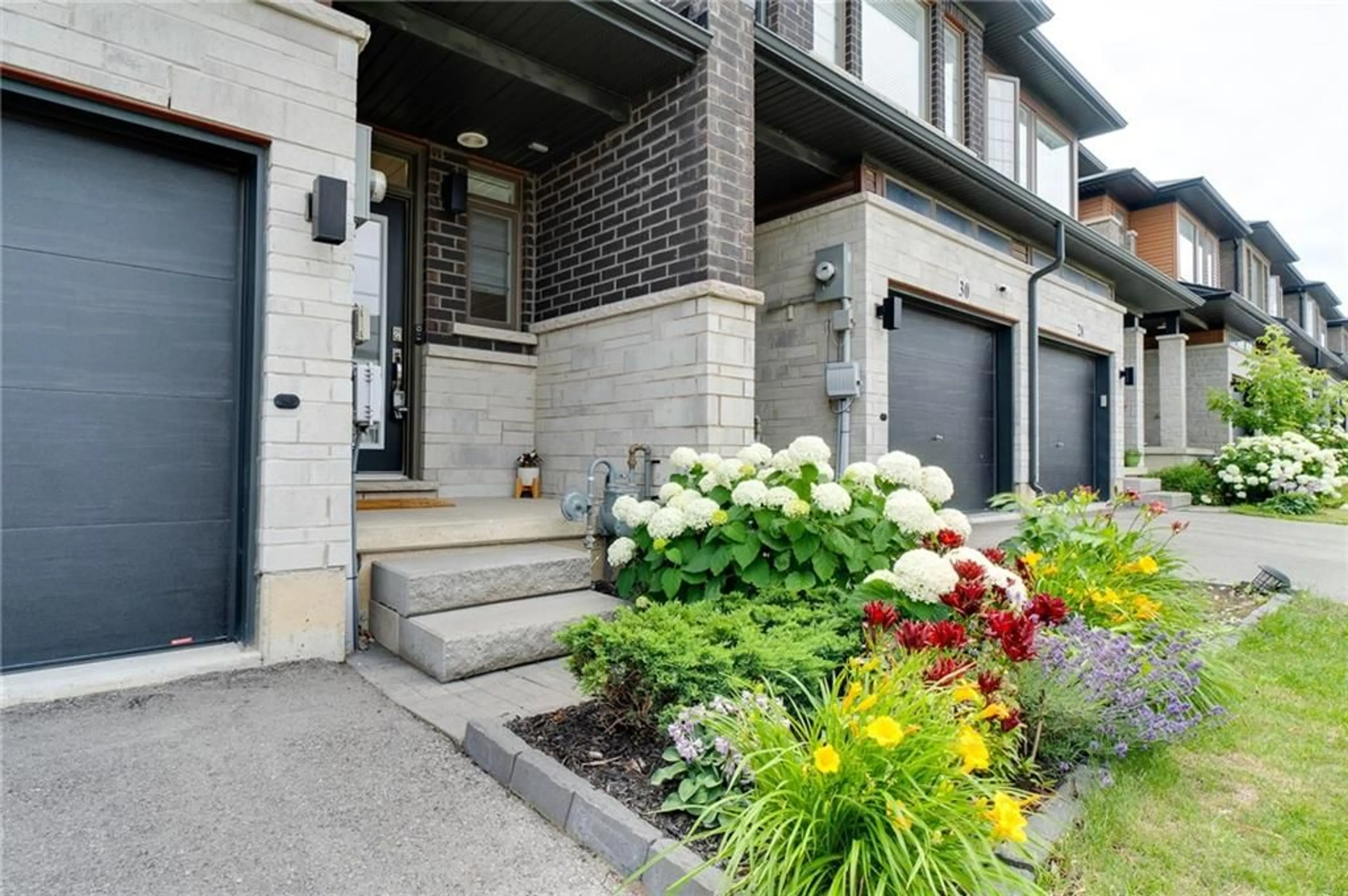 A pic from exterior of the house or condo, cottage for 32 GREENWICH Ave, Stoney Creek Ontario L8J 0L5