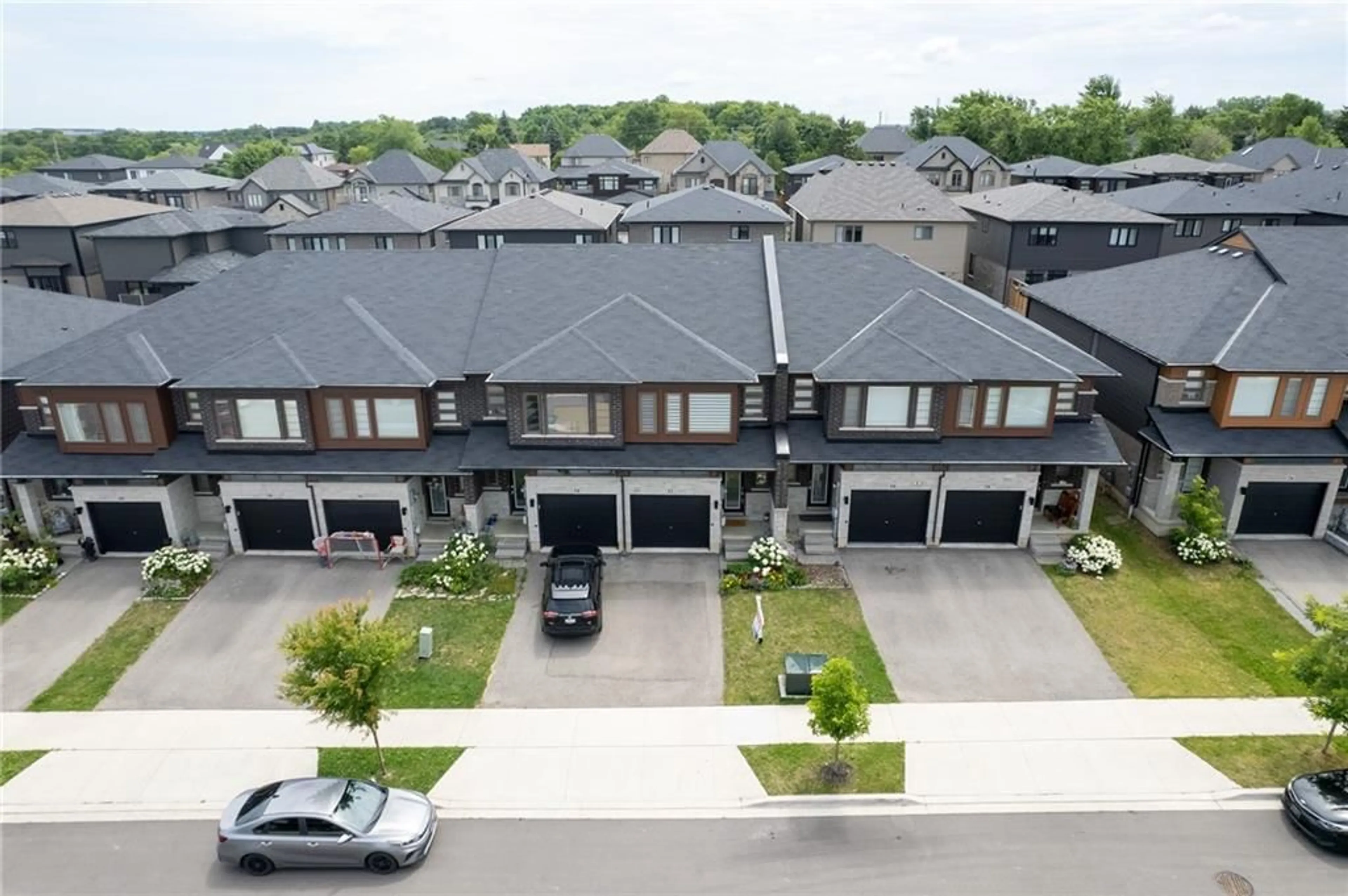 A pic from exterior of the house or condo, the street view for 32 GREENWICH Ave, Stoney Creek Ontario L8J 0L5