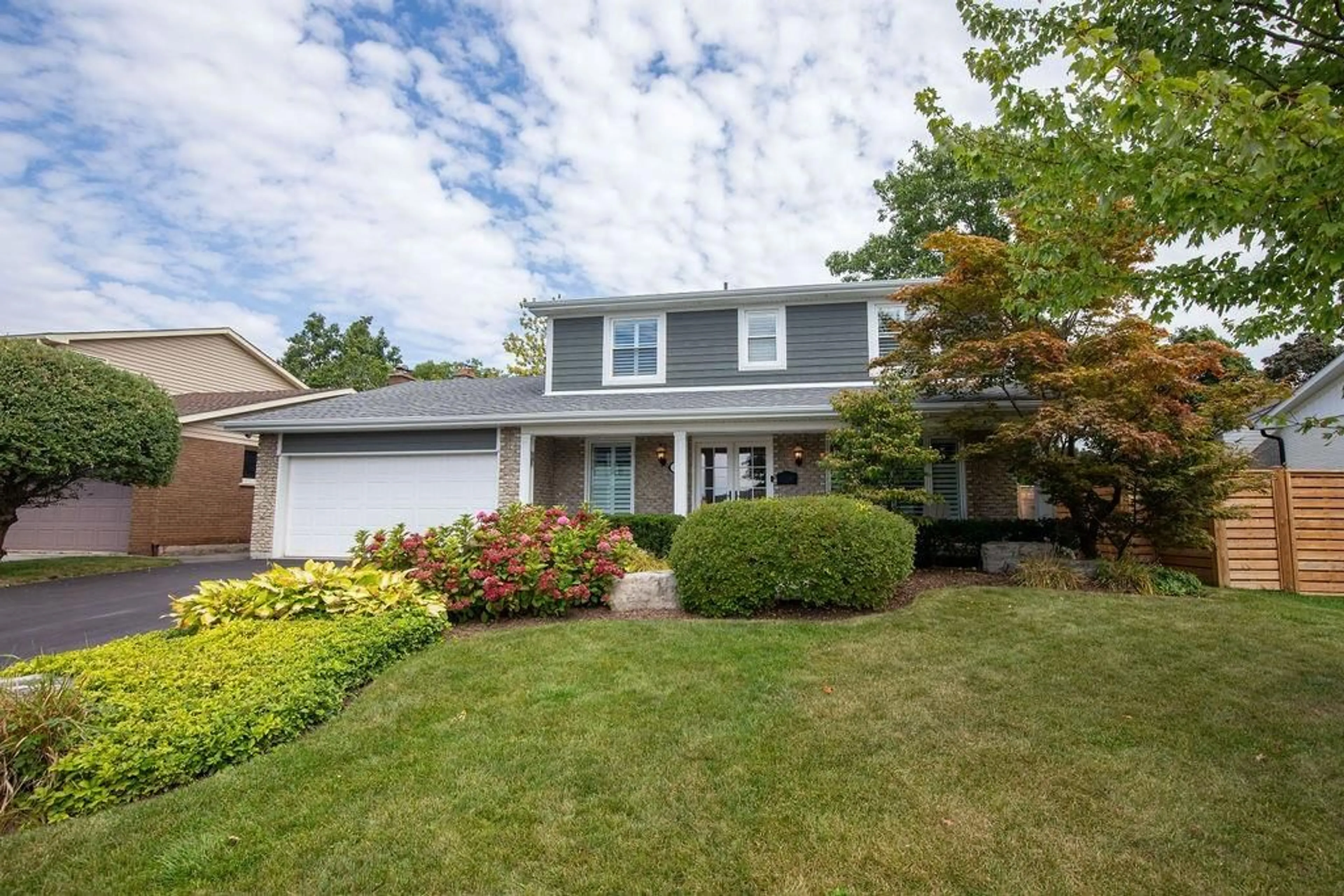 Frontside or backside of a home, the street view for 493 WICKLOW Rd, Burlington Ontario L7L 2J1