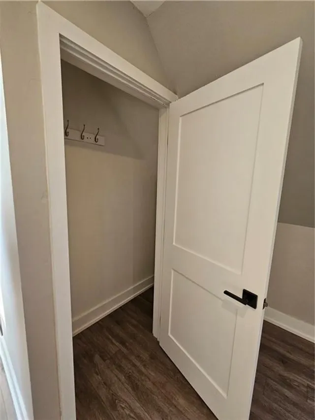 Primary image of 526 KING St Unit 4