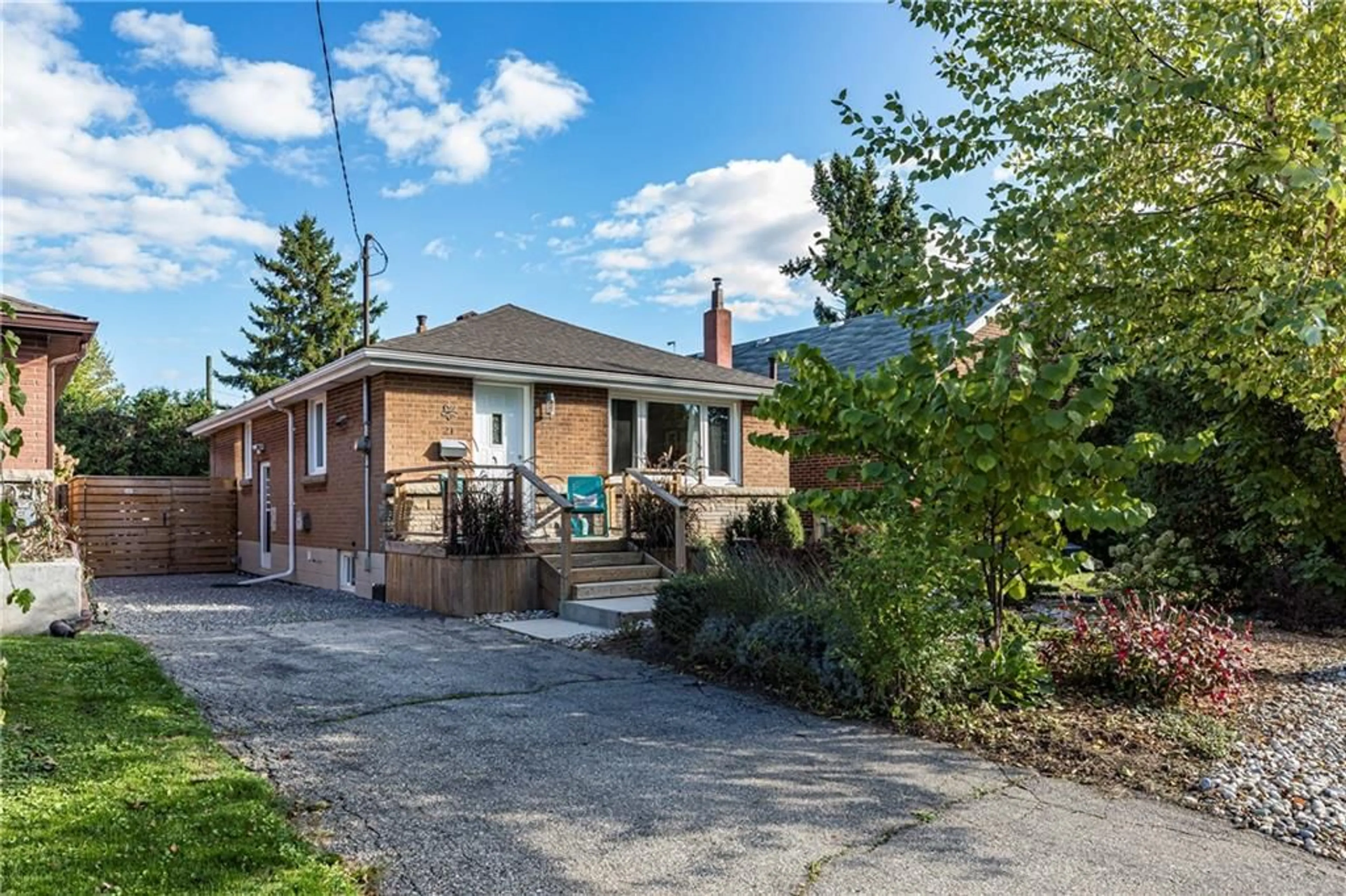 Frontside or backside of a home, cottage for 21 LINWOOD Ave, Hamilton Ontario L8P 4P3