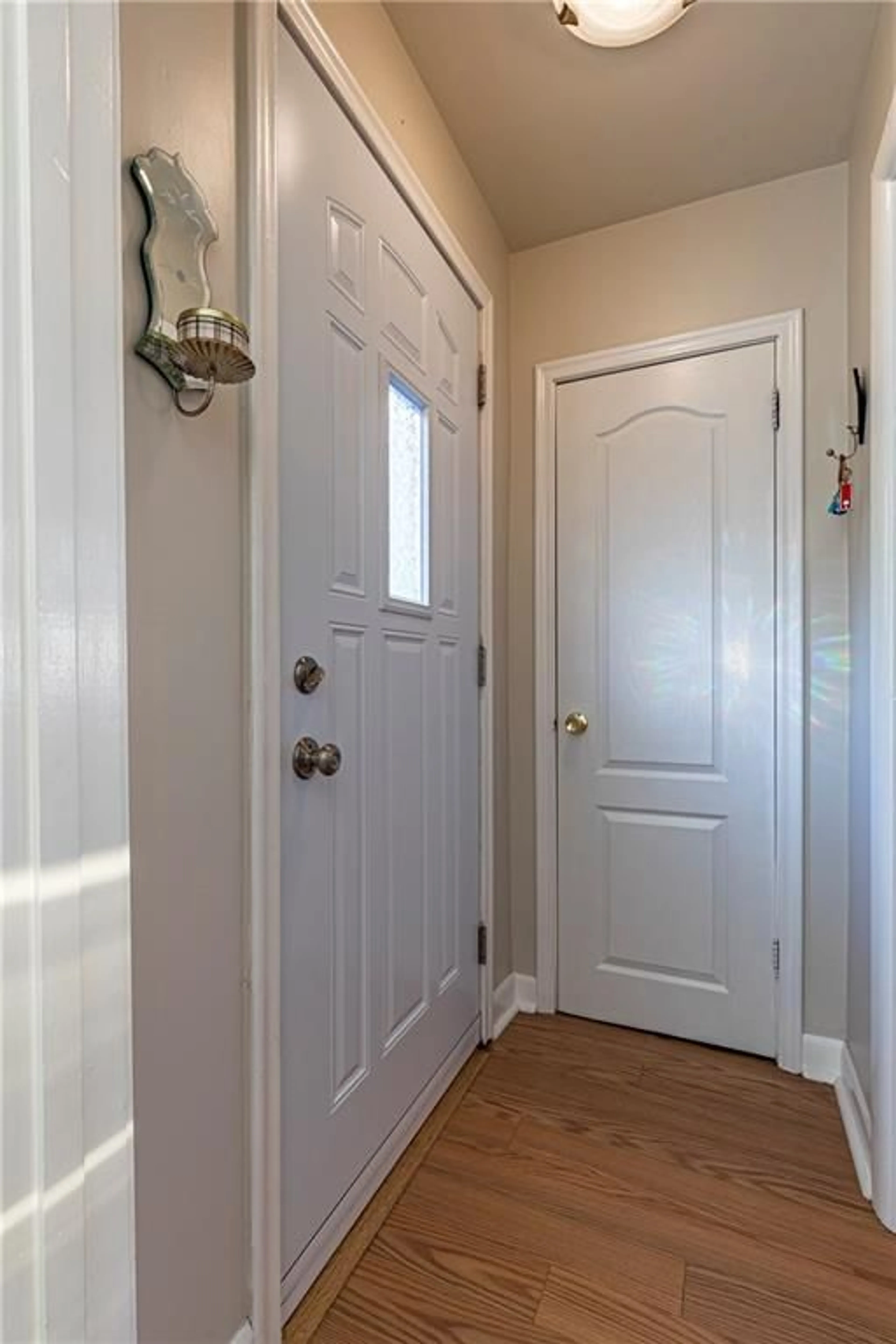 Indoor entryway, wood floors for 21 LINWOOD Ave, Hamilton Ontario L8P 4P3