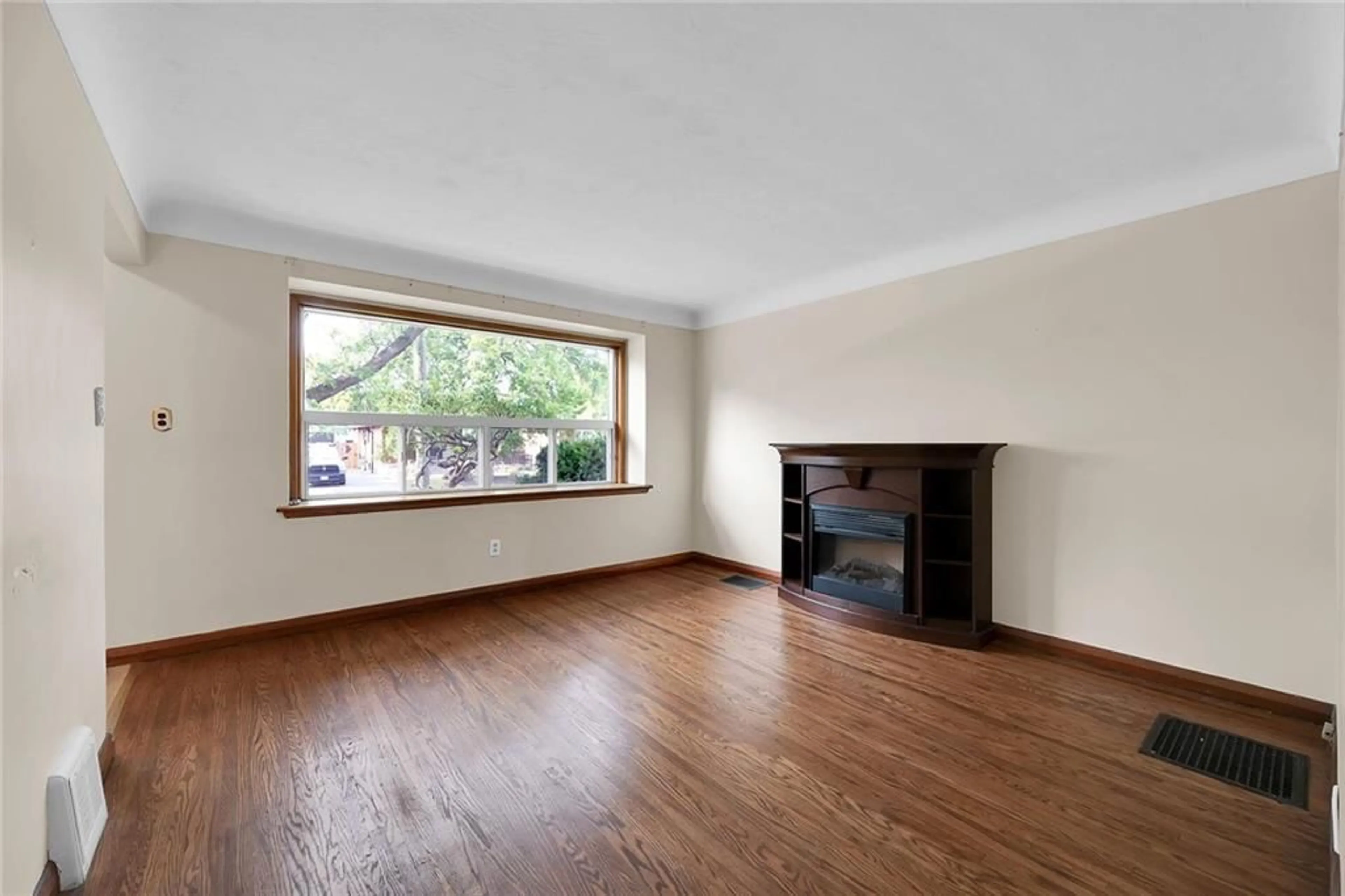 A pic of a room, wood floors for 63 FERNWOOD Cres, Hamilton Ontario L8T 3L2