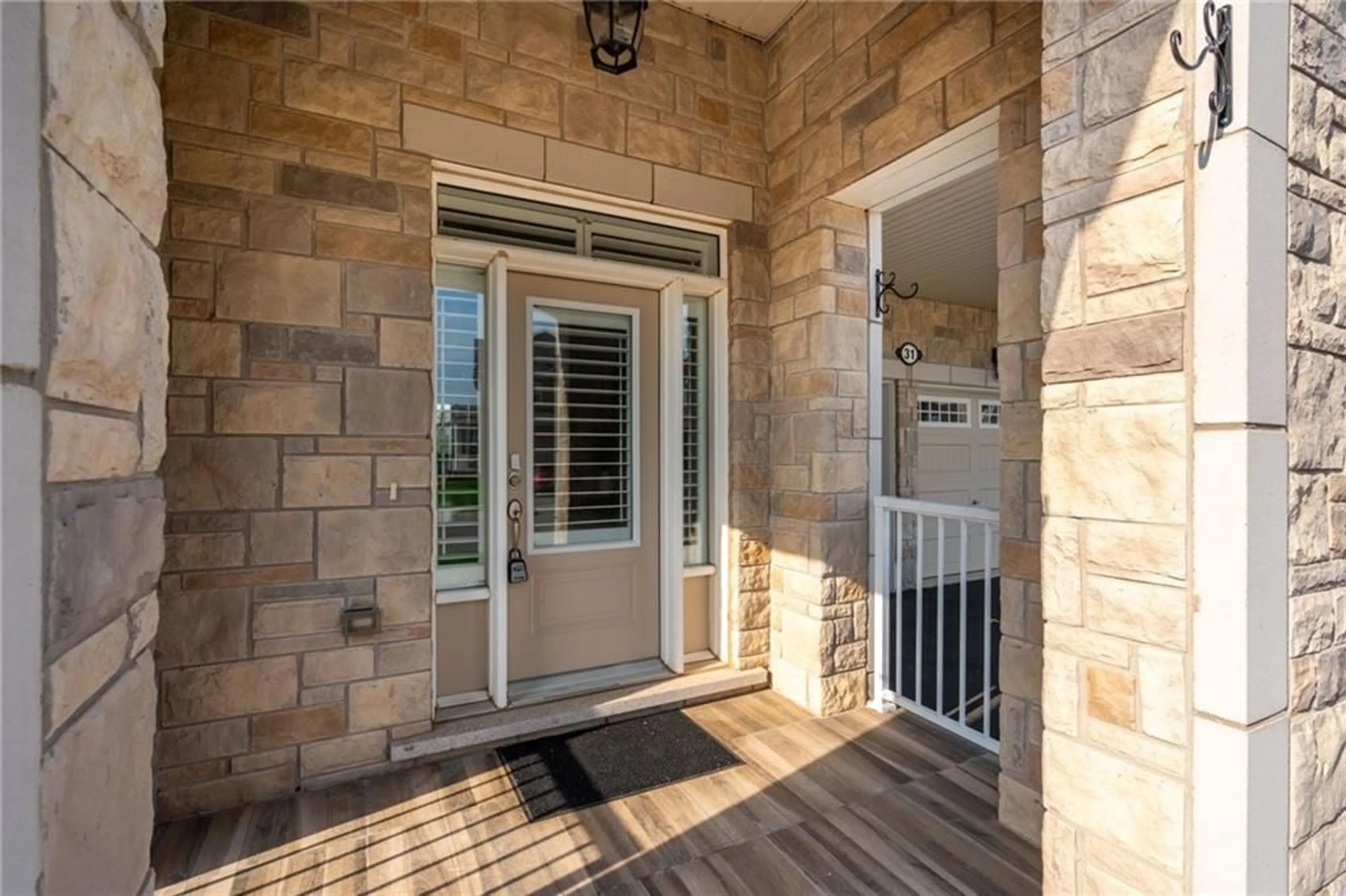 Indoor entryway for 31 FOREST RIDGE Ave, Waterdown Ontario L0R 2H8