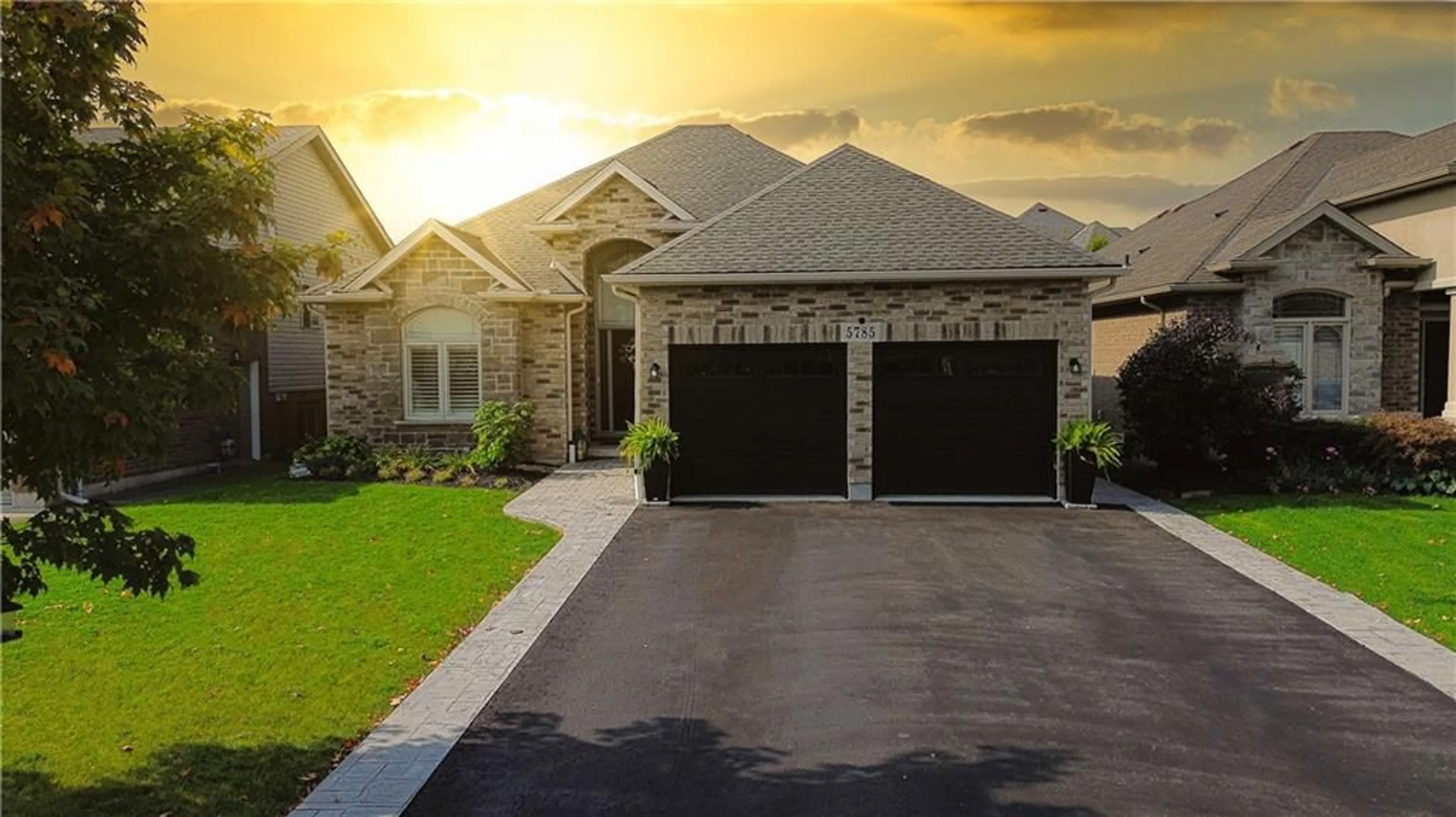 Frontside or backside of a home, the street view for 5785 IRONWOOD St, Niagara Falls Ontario L2H 0G4