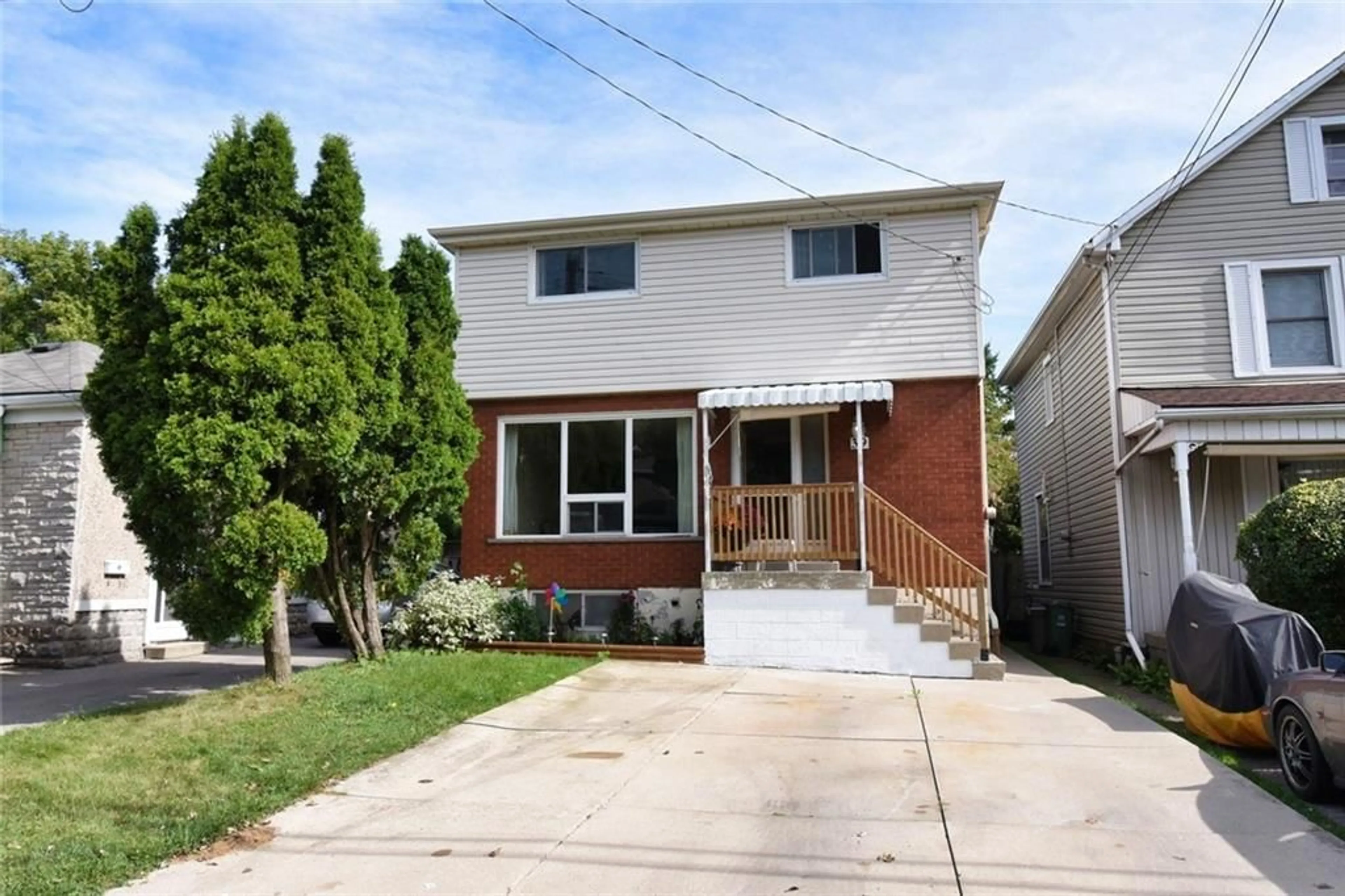 Frontside or backside of a home, the fenced backyard for 39 EAST 39TH St, Hamilton Ontario L8V 4G9