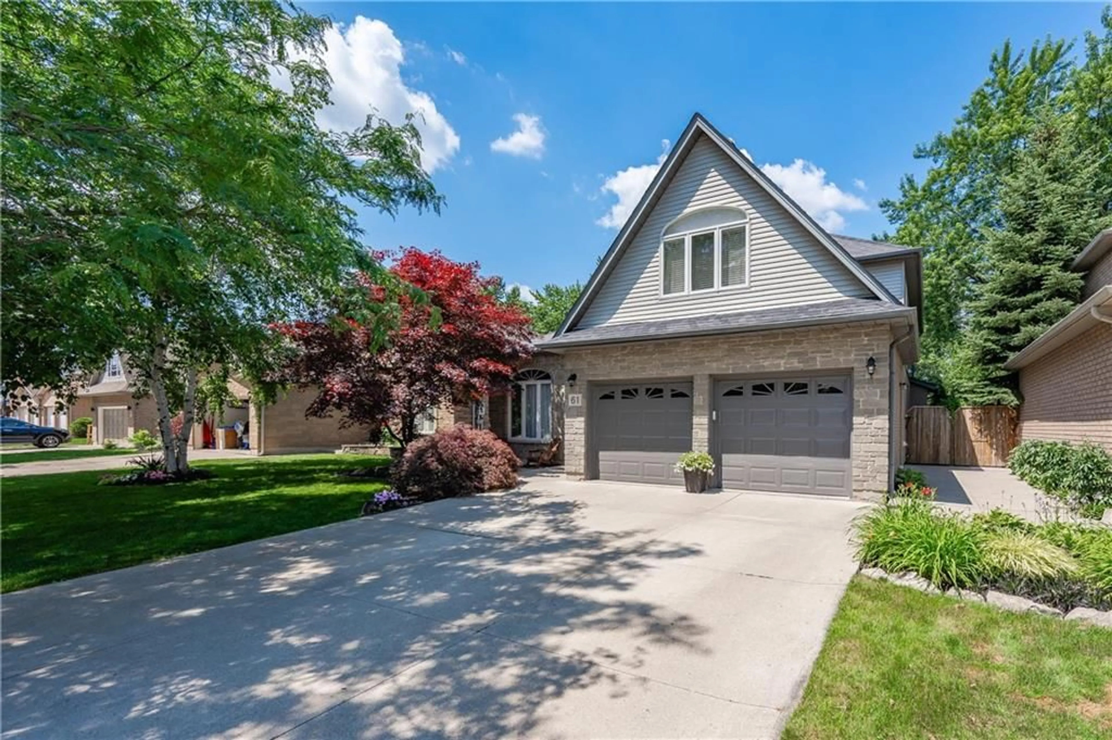 Frontside or backside of a home for 61 Richmond Cres, Stoney Creek Ontario L8E 5T9