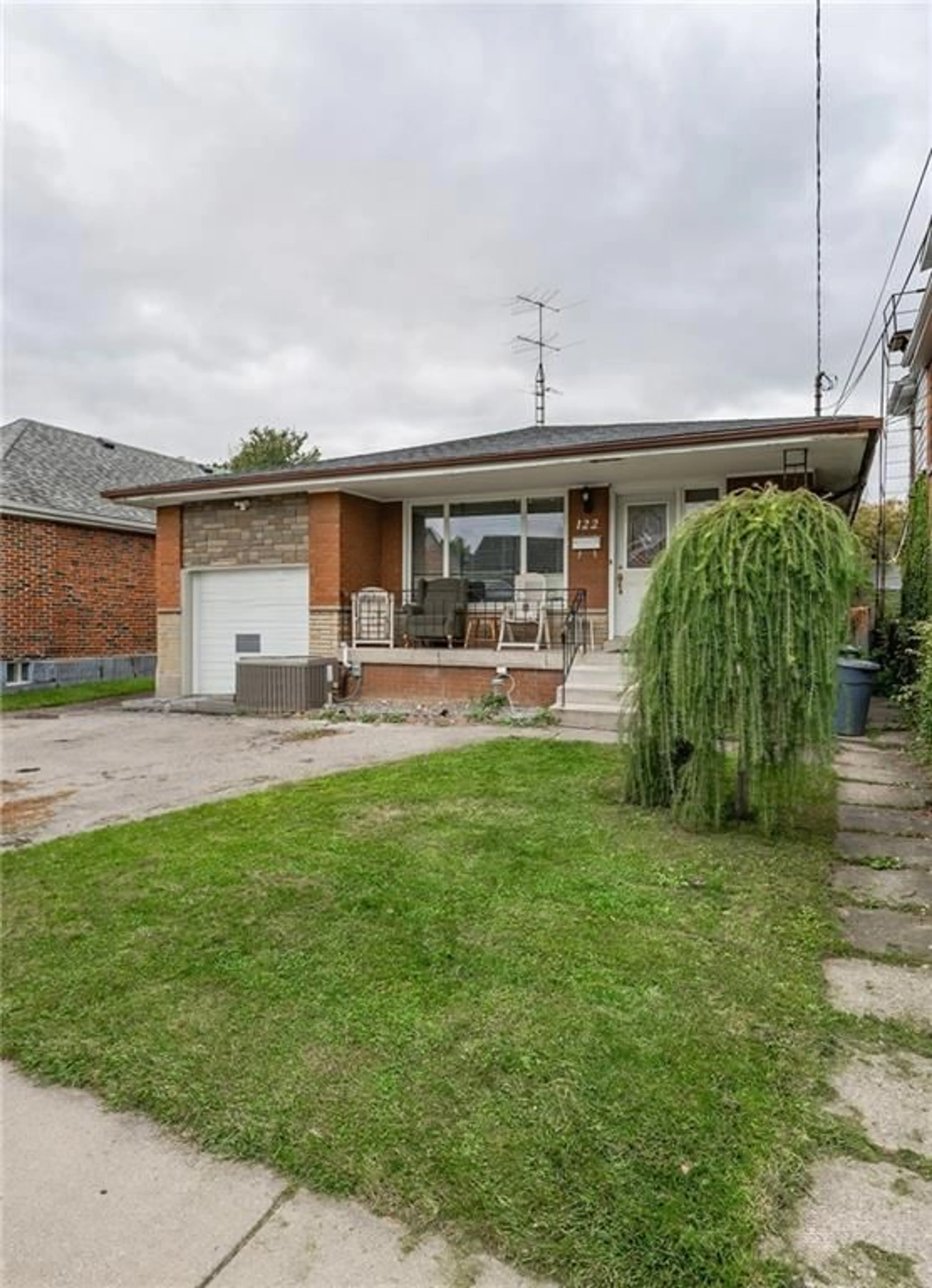 Frontside or backside of a home for 122 Broadway Ave, Hamilton Ontario L8S 2W1