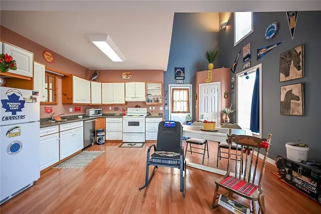 Additional property image - 129 LYNDEN Rd