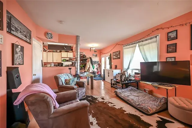 Additional property image - 129 LYNDEN Rd