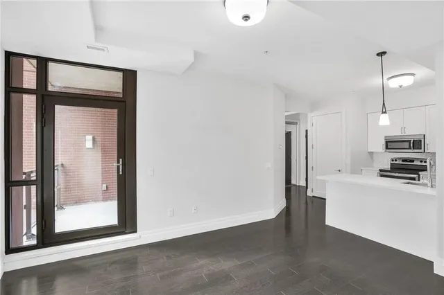 Additional property image - 112 King St Unit 1111