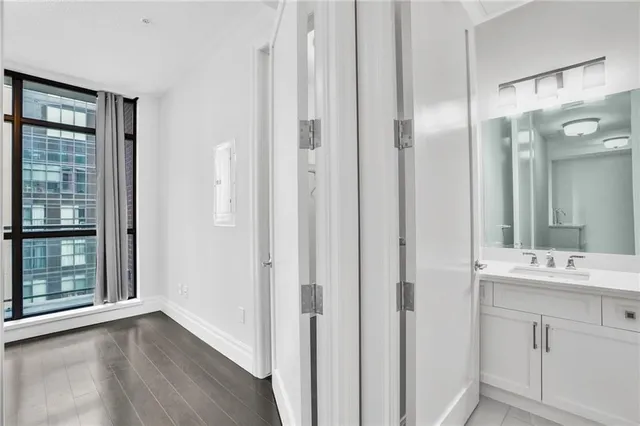 Additional property image - 112 King St Unit 1111